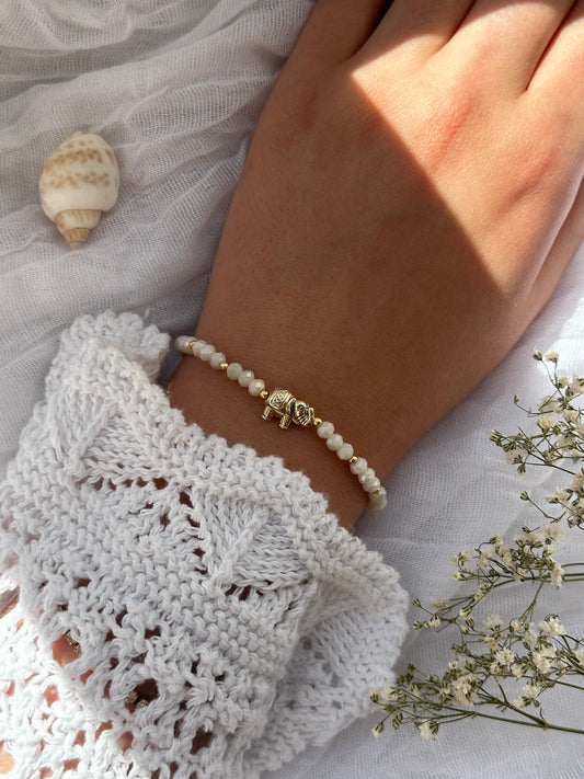 Perlenarmband mit Beigen Kristallperlen und goldenen Perlen + Elefanten Anhänger - 10824
