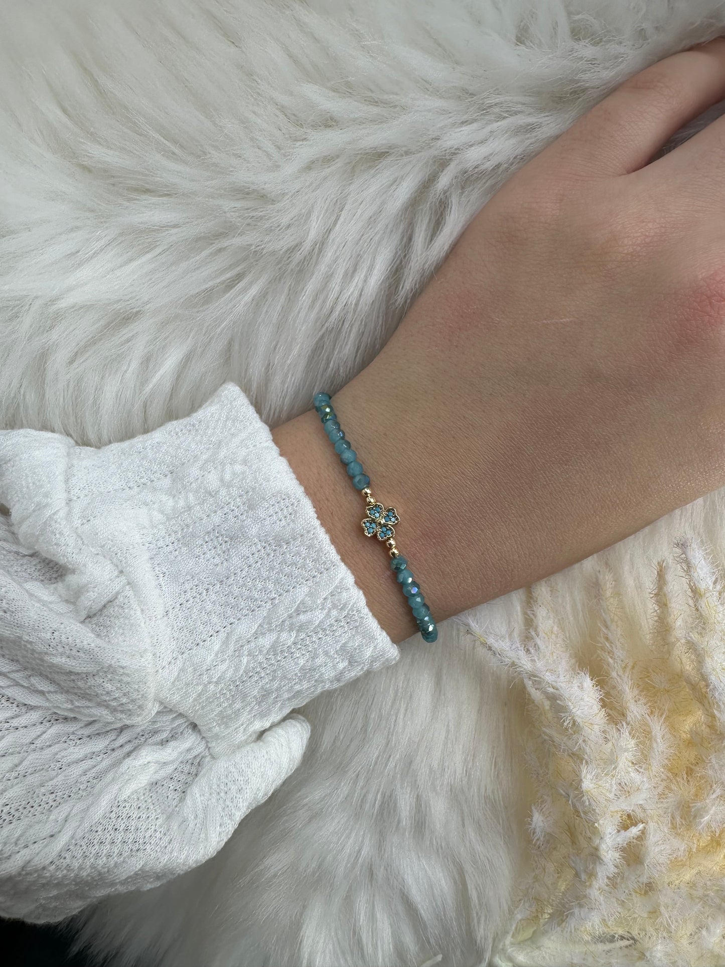 Perlenarmband Hellblau mit Kleeblatt Anhänger - 10234