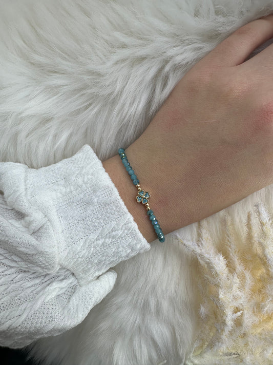 Perlenarmband Hellblau mit Kleeblatt Anhänger - 10234