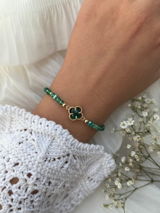 Perlenarmband mit Grünen Kristallperlen, Goldenen Perlen + Kleeblatt Anhänger - 10966