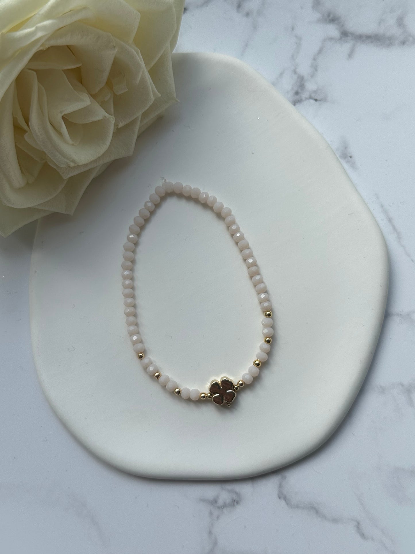 Perlenarmband mit Beigen Kristallperlen und Goldenen Perlen + Kleeblatt Anhänger - 10878