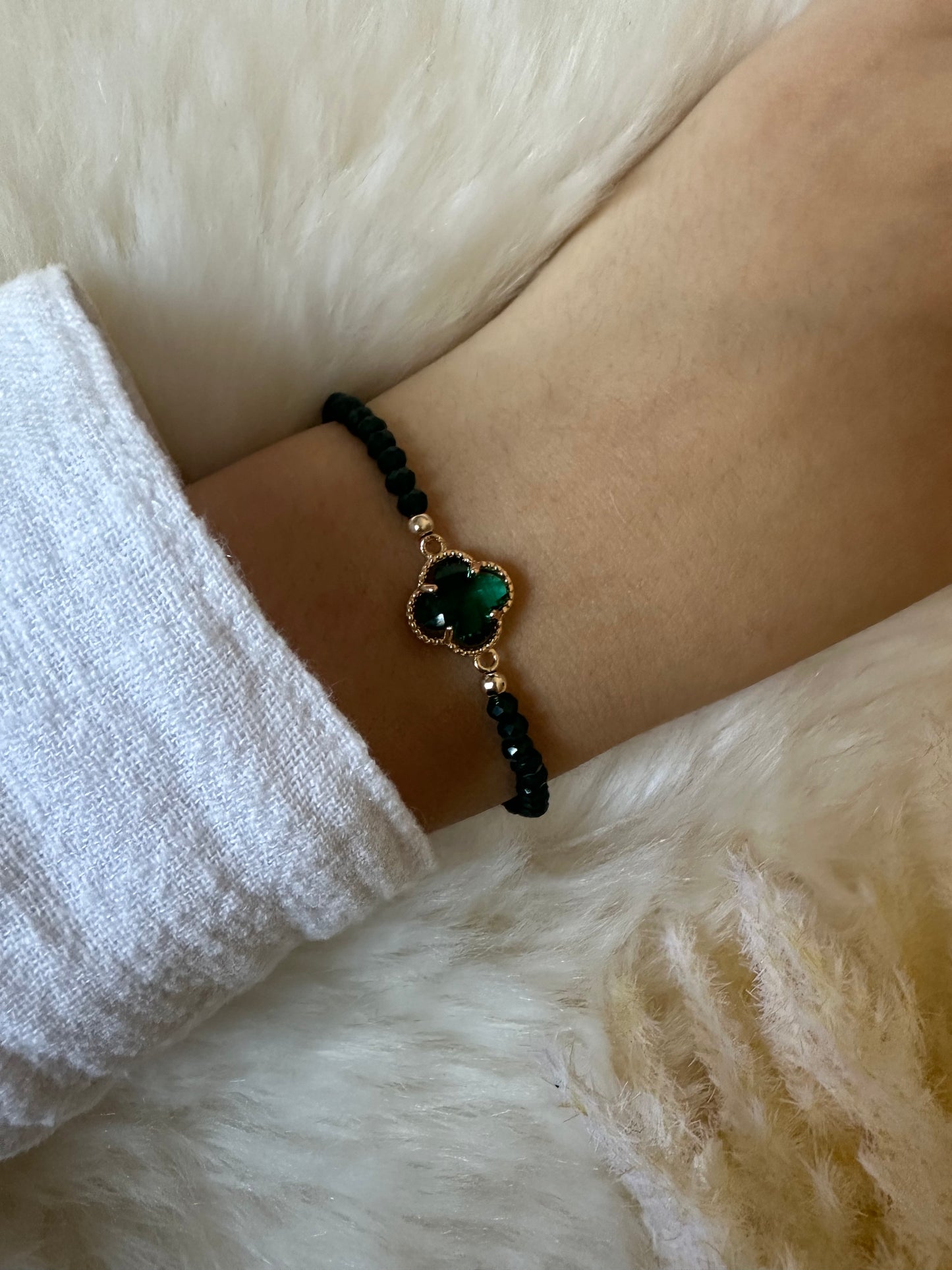 Perlenarmband mit grünen Kristallperlen und Kleeblatt Anhänger - 10435