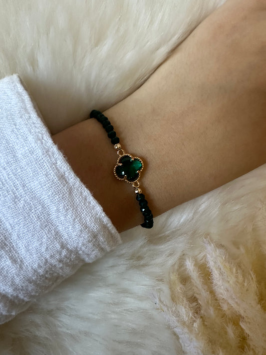Perlenarmband mit grünen Kristallperlen und Kleeblatt Anhänger - 10435