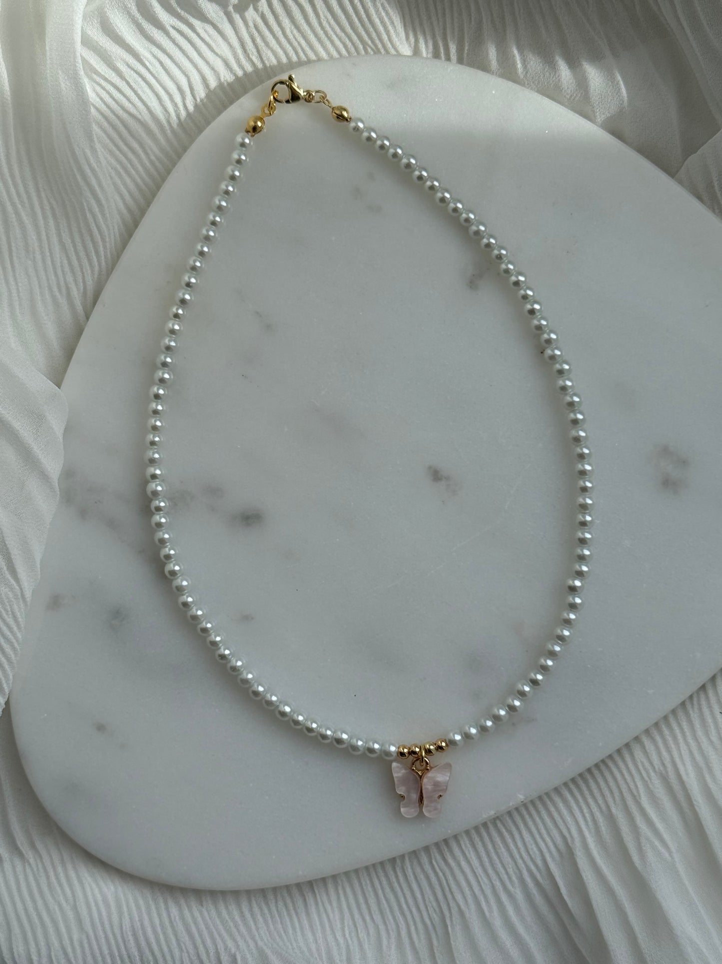Perlenkette mit Weißen Glasperlen, Goldenen Details + Schmetterling Anhänger - 111167