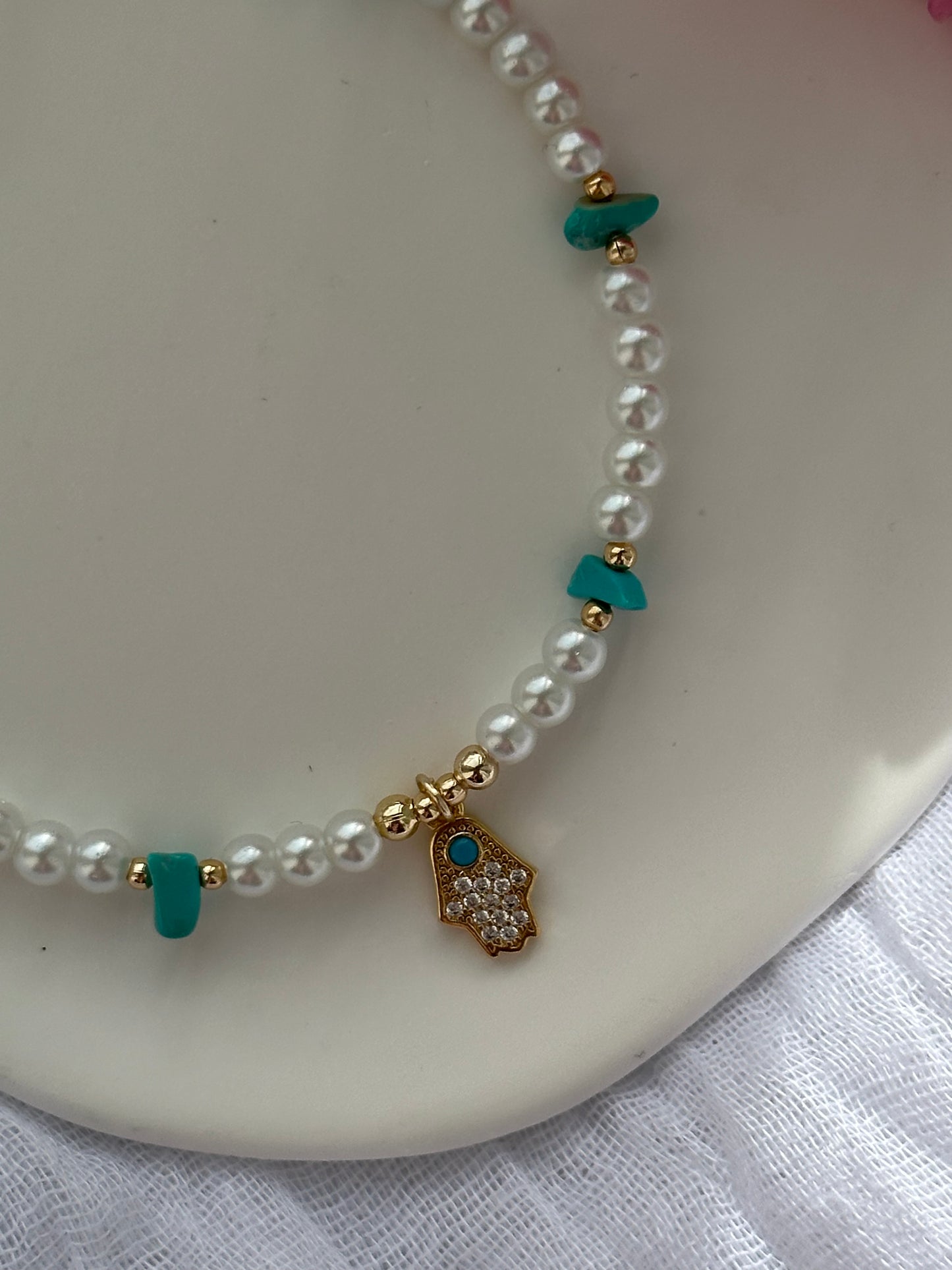 Fußkette mit Weißen Perlen und Türkisen Edelsteinen + Fatimas Hand Anhänger - 10599