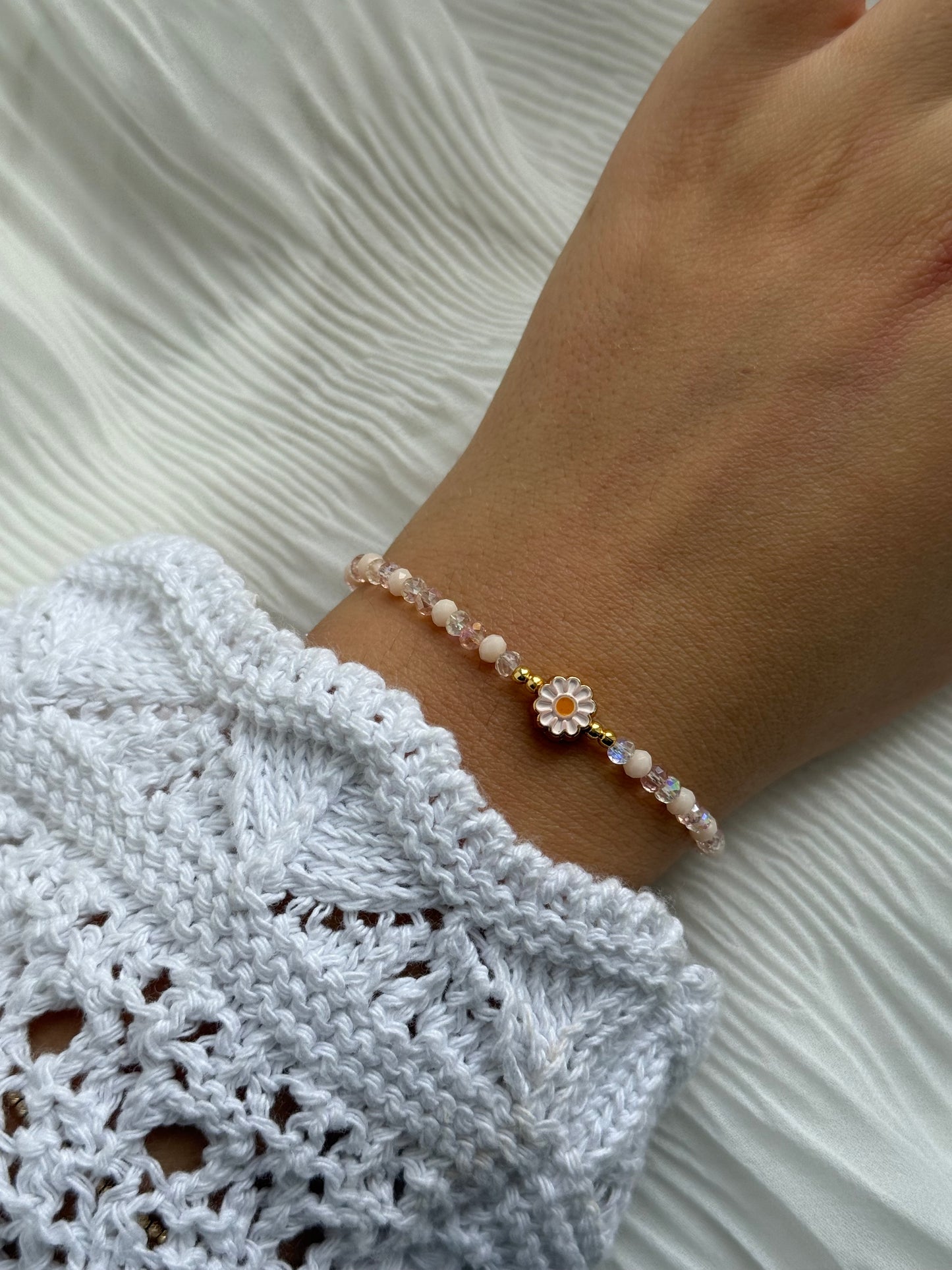 Perlenarmband mit Beigen und Rose Kristallperlen, Goldenen Perlen + Blumen Anhänger - 111175