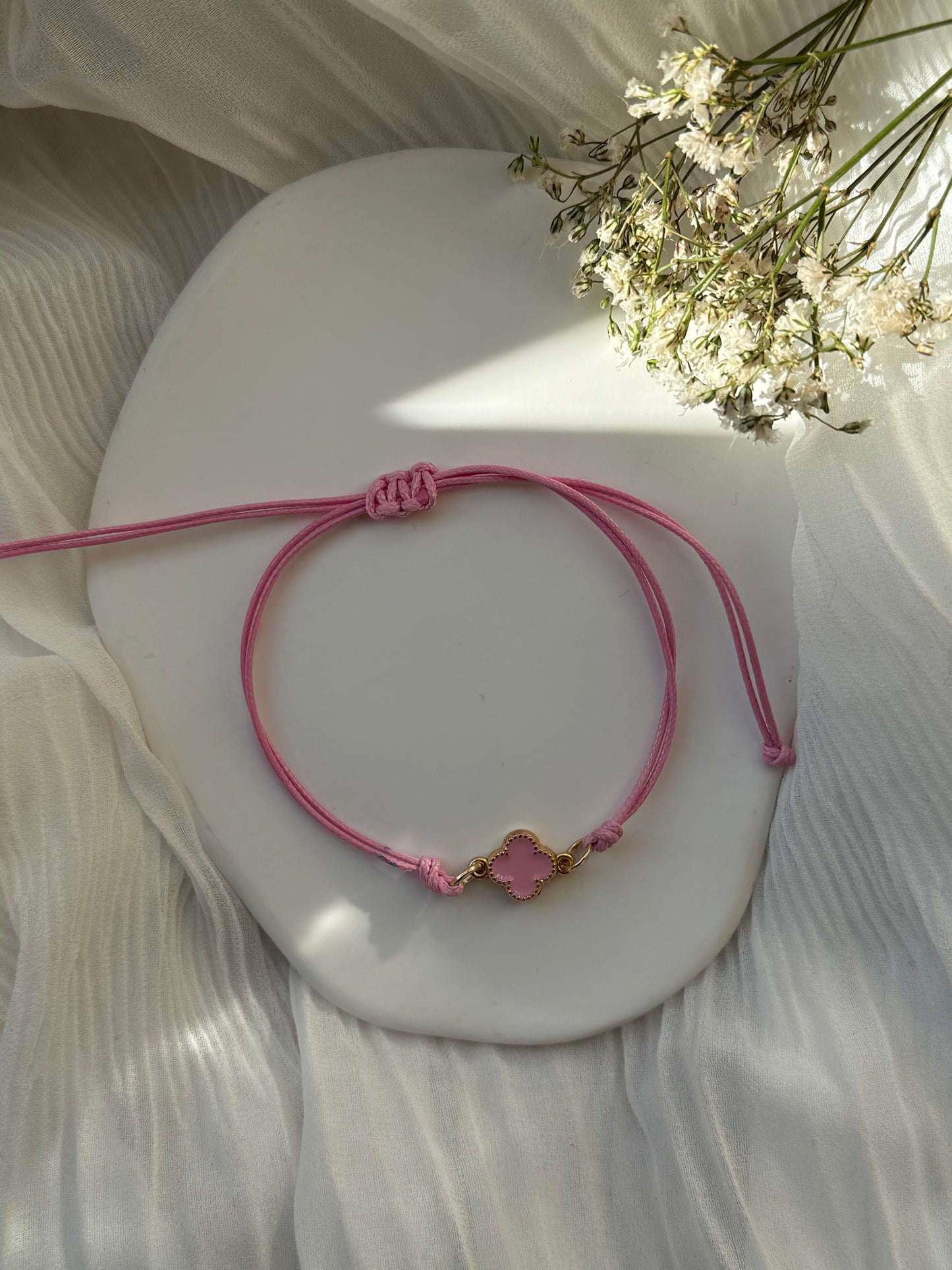 Verstellbares Stoffarmband mit Rosa Kleeblatt Anhänger - 10989