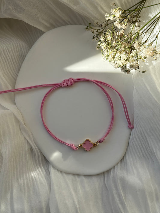 Verstellbares Stoffarmband mit Rosa Kleeblatt Anhänger - 10989