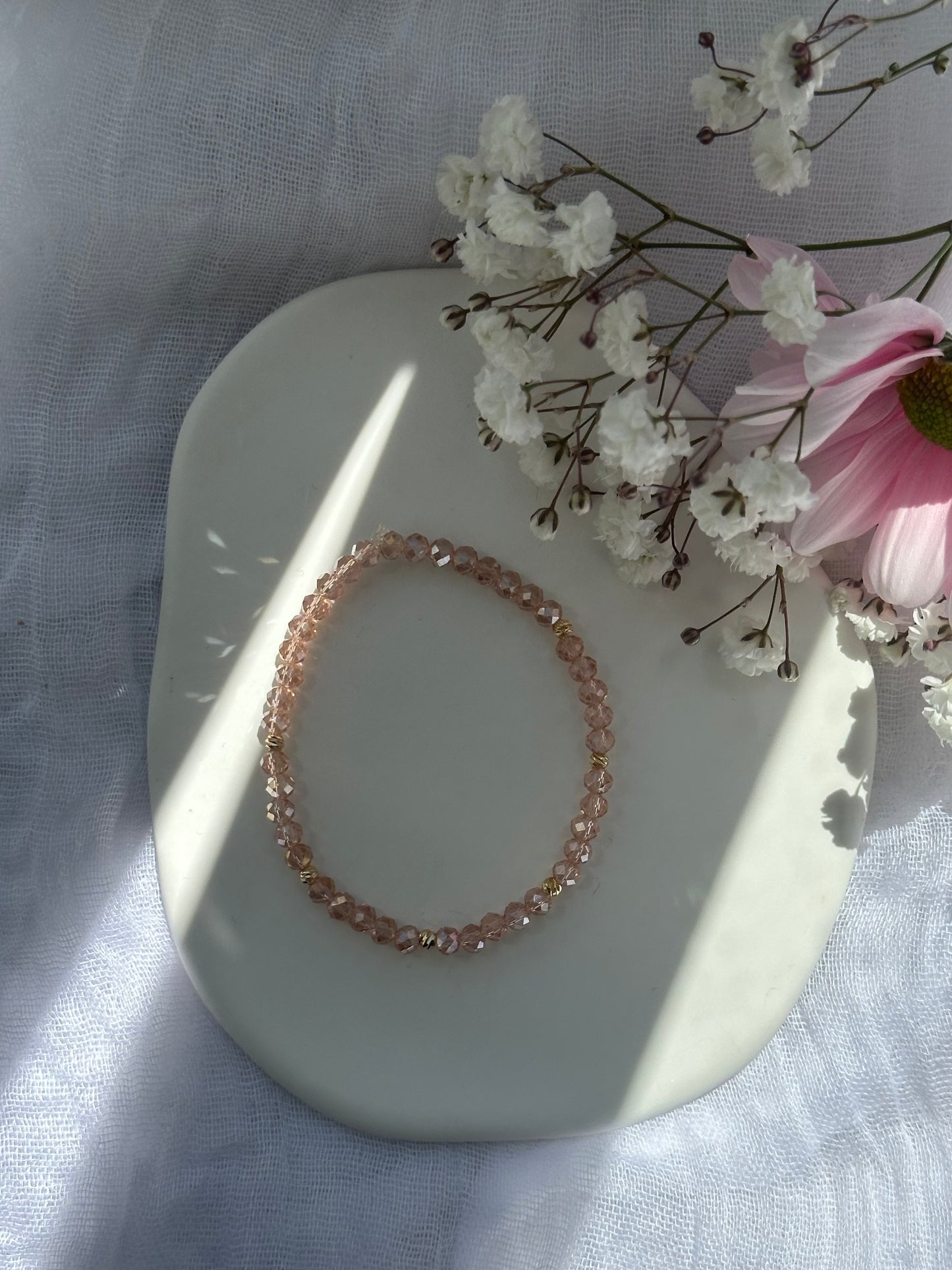 Perlenarmband mit Rose Kristallperlen und goldenen Dorika Perlen - 10741