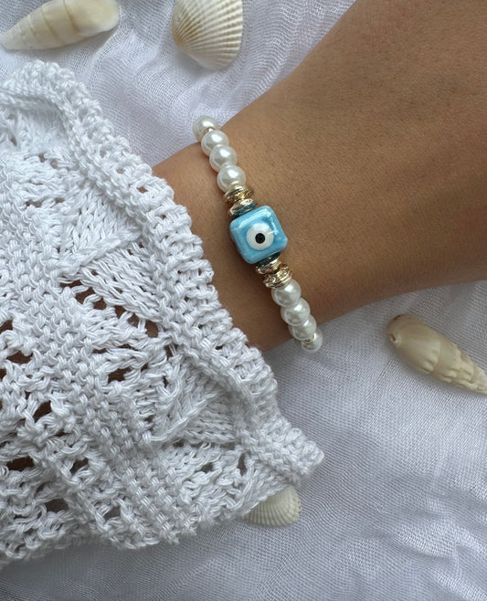Perlenarmband mit Weißen Perlen und Goldenen Details und Blauen Nazar Anhänger - 10322