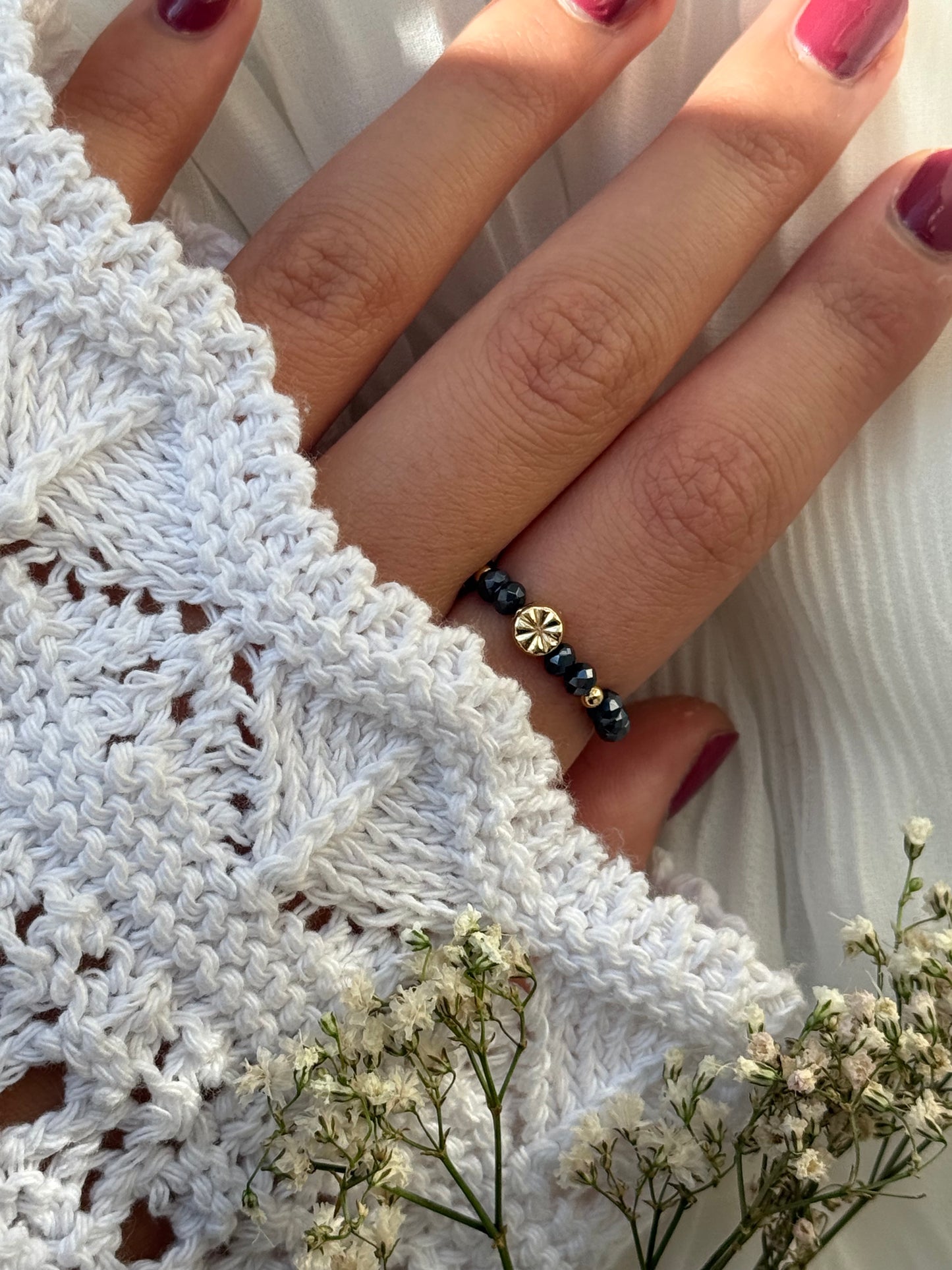 Perlenring mit Dunkelblauen Kristallperlen, Goldenen Details + Anhänger - 10997