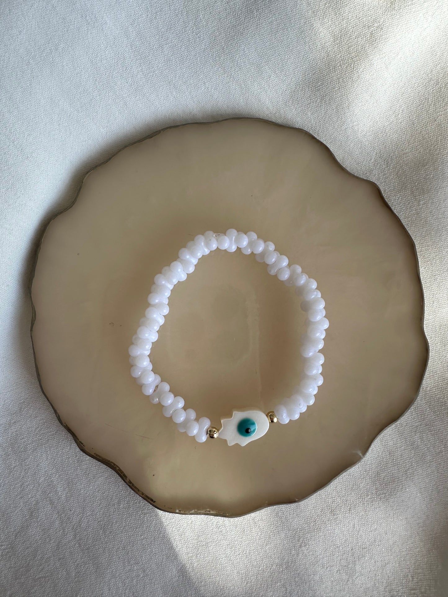 Perlenarmband mit Weißen Perlen und Fatimas Hand Anhänger - 10269