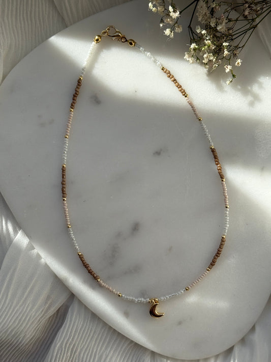 Perlenkette mit Beigen / Braunen / Weißen Perlen und Goldenen Perlen + Mond Anhänger - 11159
