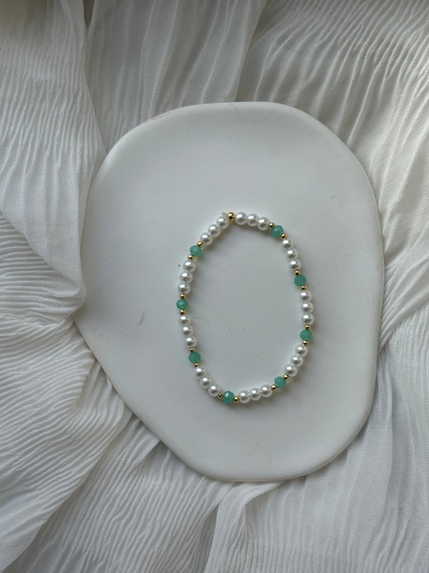 Perlenarmband mit Weißen Glasperlen, Grünen Kristallperlen und Goldenen Perlen - 111220