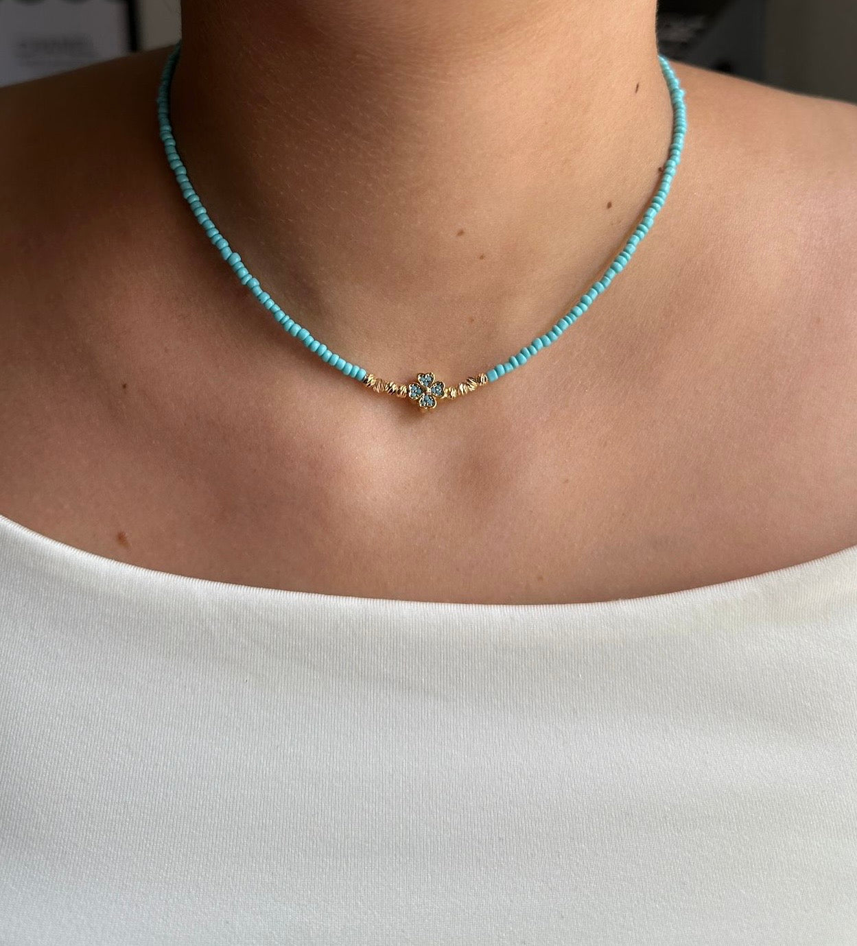 Perlenkette mit Blauen Perlen und Goldenen Dorika Perlen + Kleeblatt Anhänger - 10131