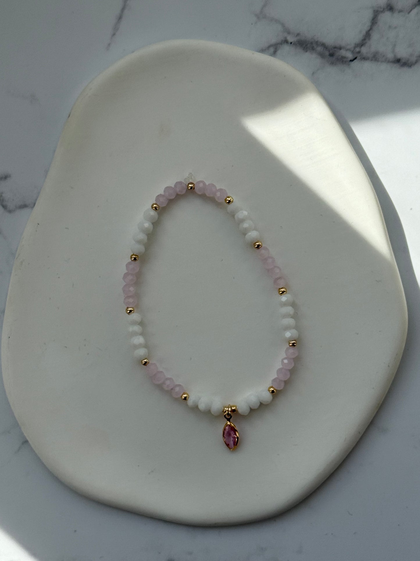 Perlenarmband mit Rosa und Weißen Kristallperlen, Goldenen Perlen + Tropfen Anhänger - 10953