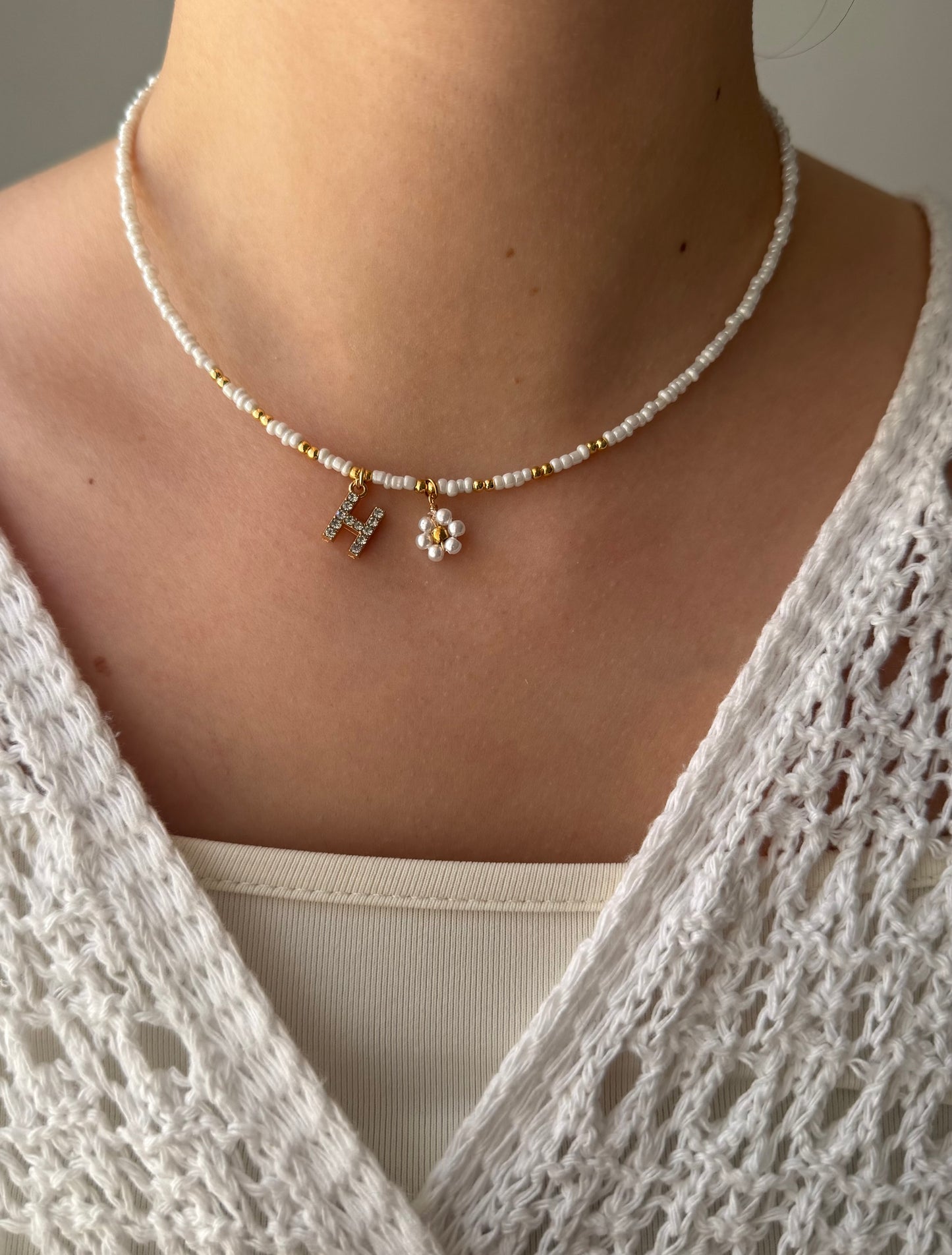 Perlenkette personalisiert mit Weißen Perlen, Goldenen Perlen + Blumen Anhänger - 2160