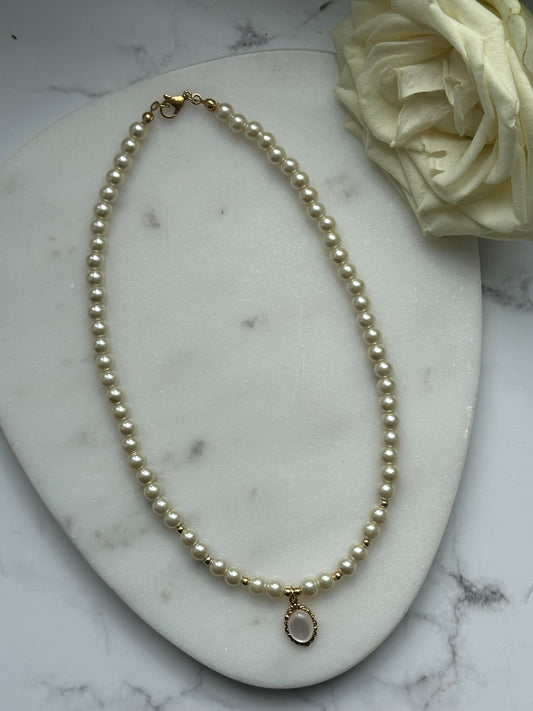 Perlenkette mit Weißen / Beigen Galsperlen und Goldenen Perlen + Stein Anhänger - 10953