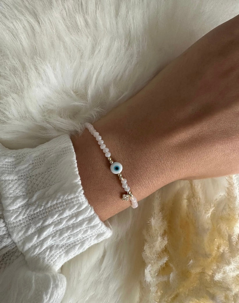 Perlenarmband mit Beigen Kristallperlen und Nazar + Kleeblatt Anhänger - 10479
