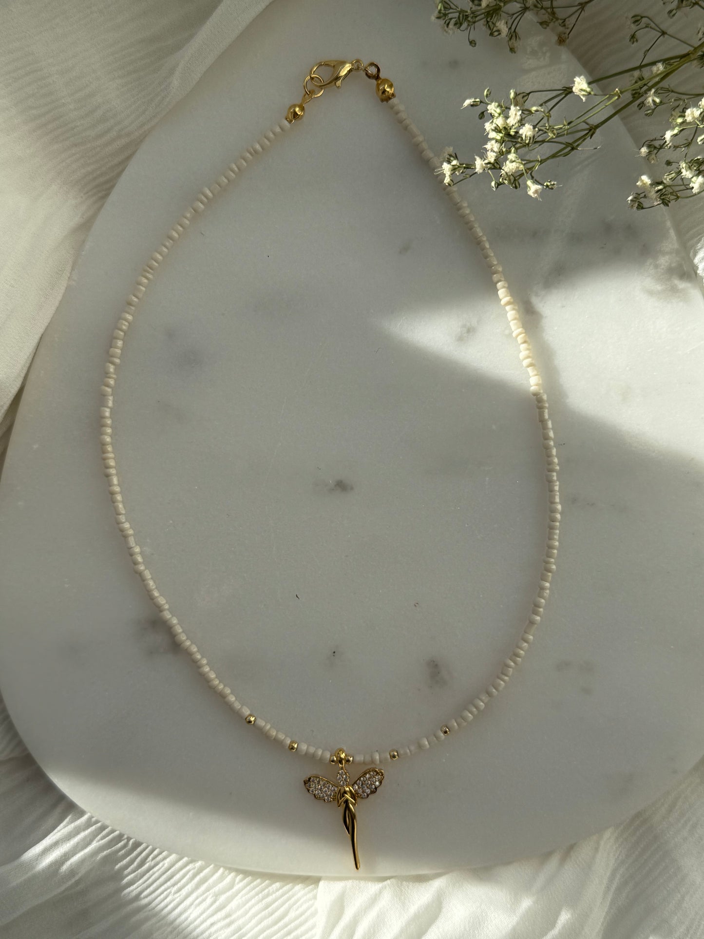 Perlenkette mit Beigen Perlen, Goldenen Perlen + Engel Anhänger - 2153