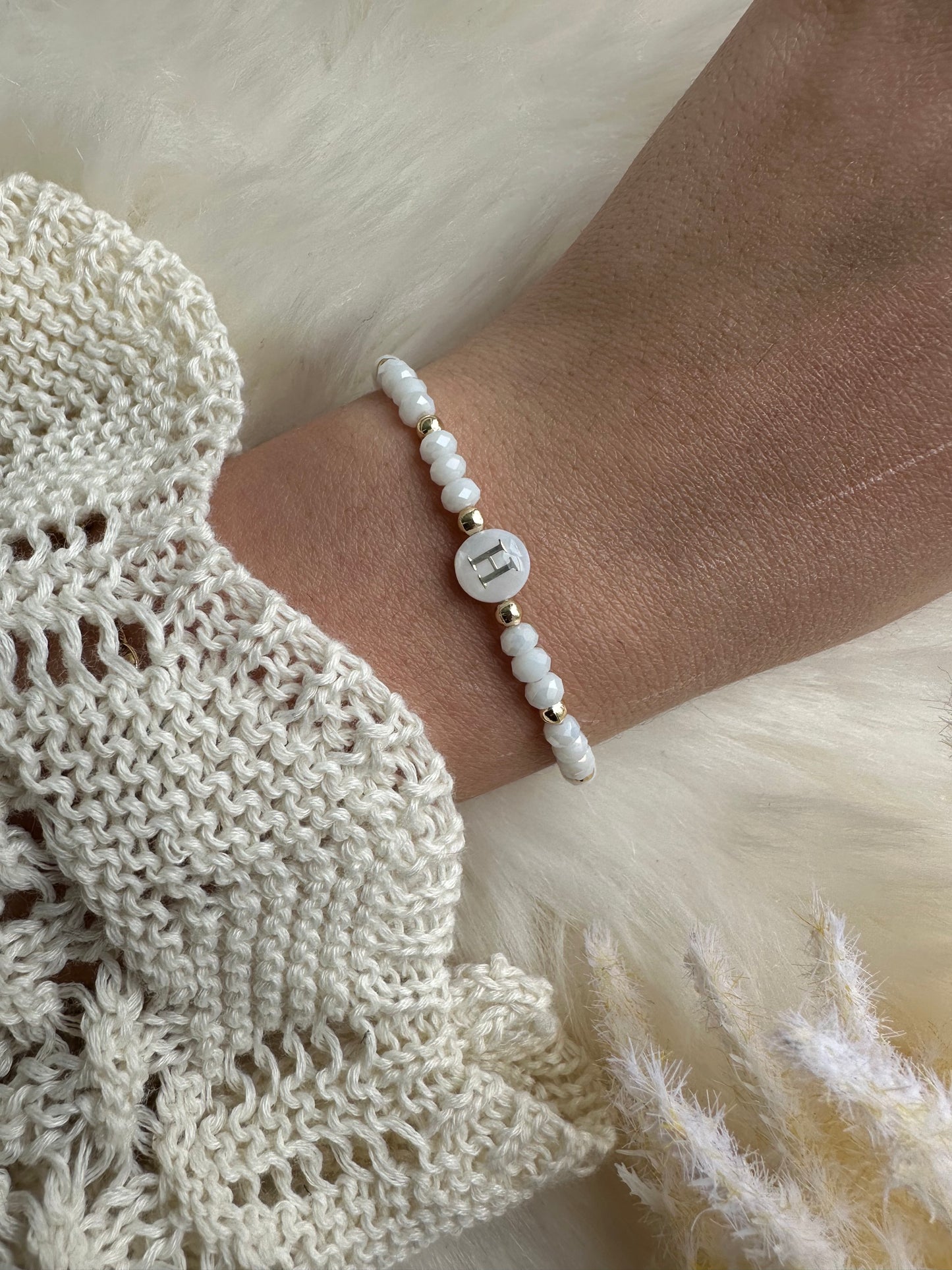 Perlenarmband weiß mit Perlmutt Buchstabe - 10484