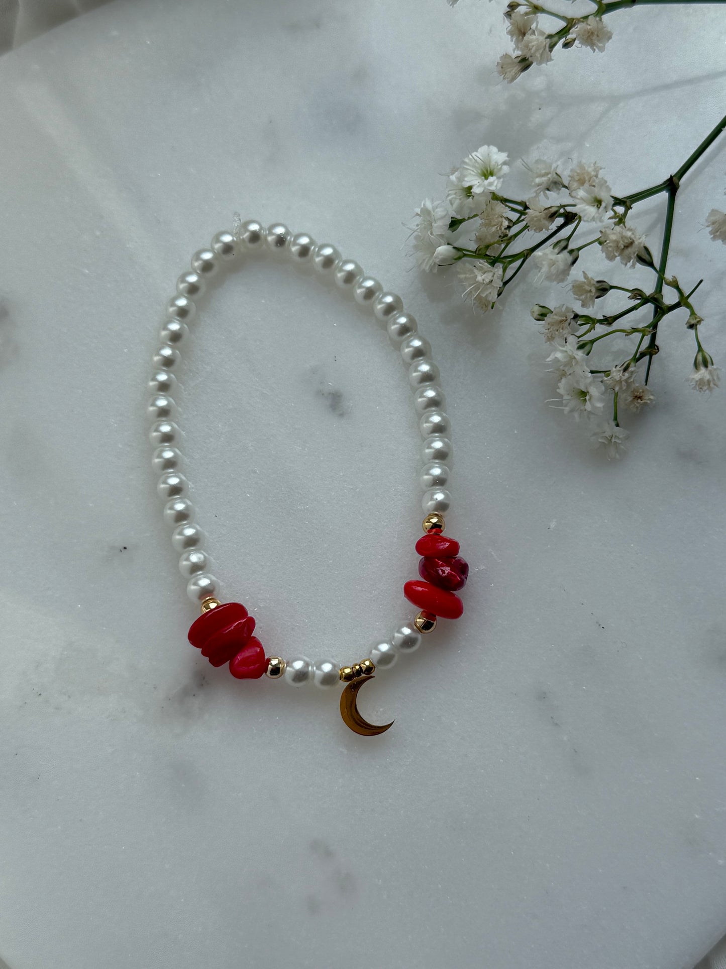 Perlenarmband mit Weißen Glasperlen, Roten Edelsteinen, Goldenen Perlen + Mond Anhänger - 10970