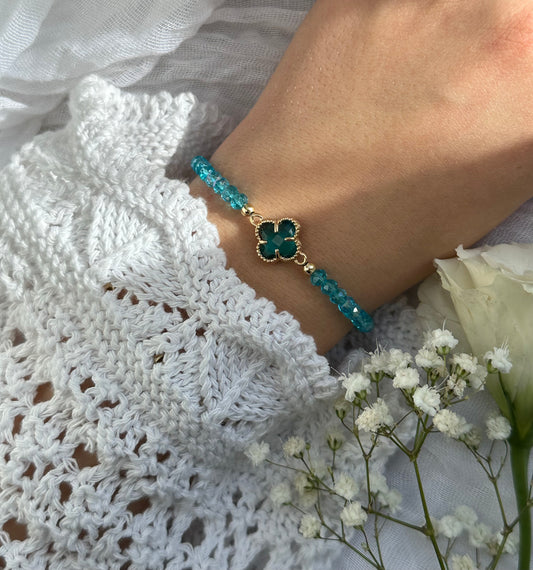 Perlenarmband mit Hellblauen Kristallperlen und Kleeblatt Anhänger - 10544