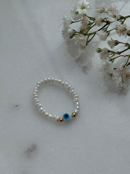 Perlenring mit Weißen Perlen, Goldenen Details + Nazar / Evil eye Anhänger - 10996