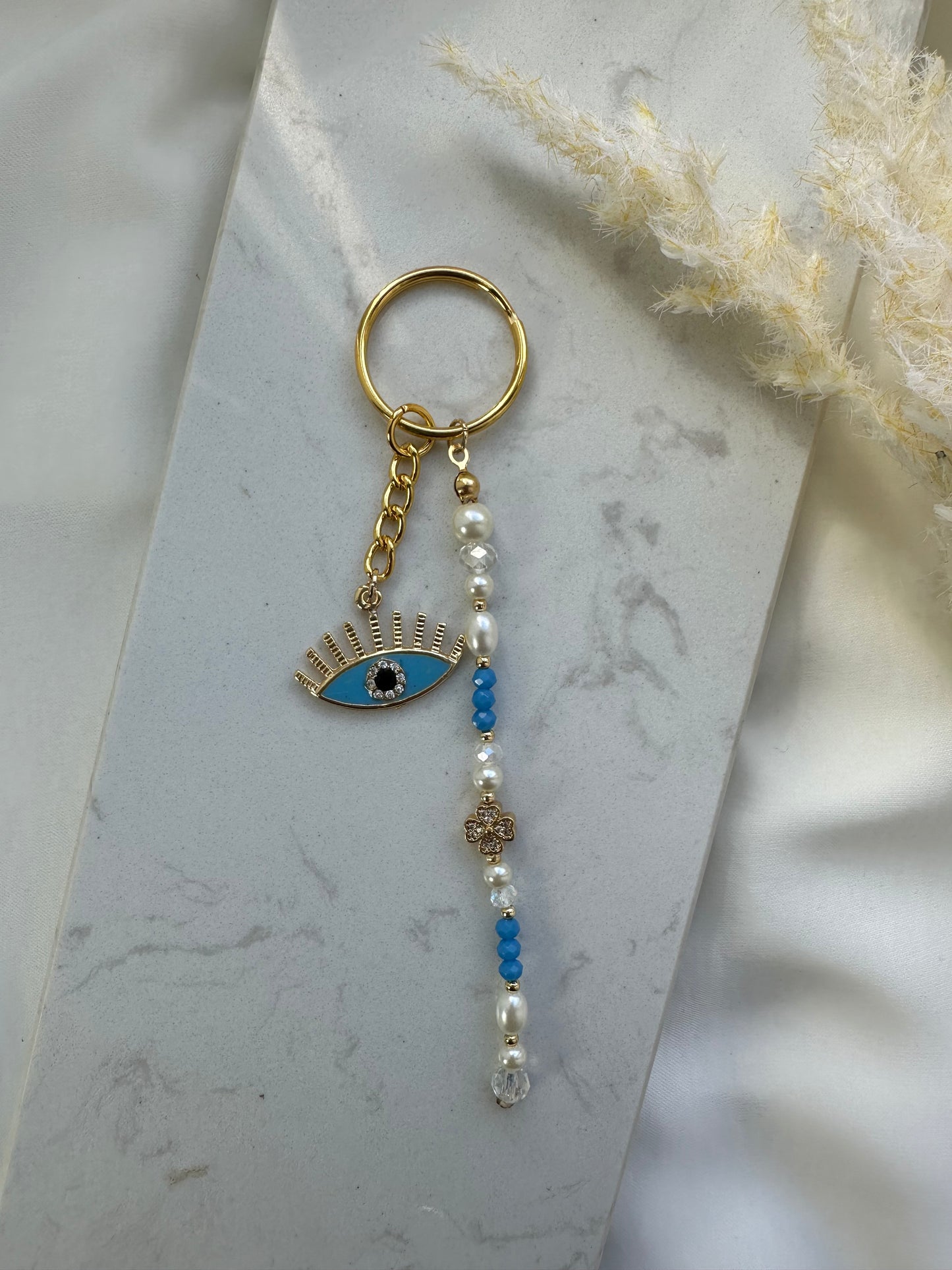 Schlüsselanhänger mit blauen und weißen Perlen und Nazar und Kleeblatt Anhänger - 10006