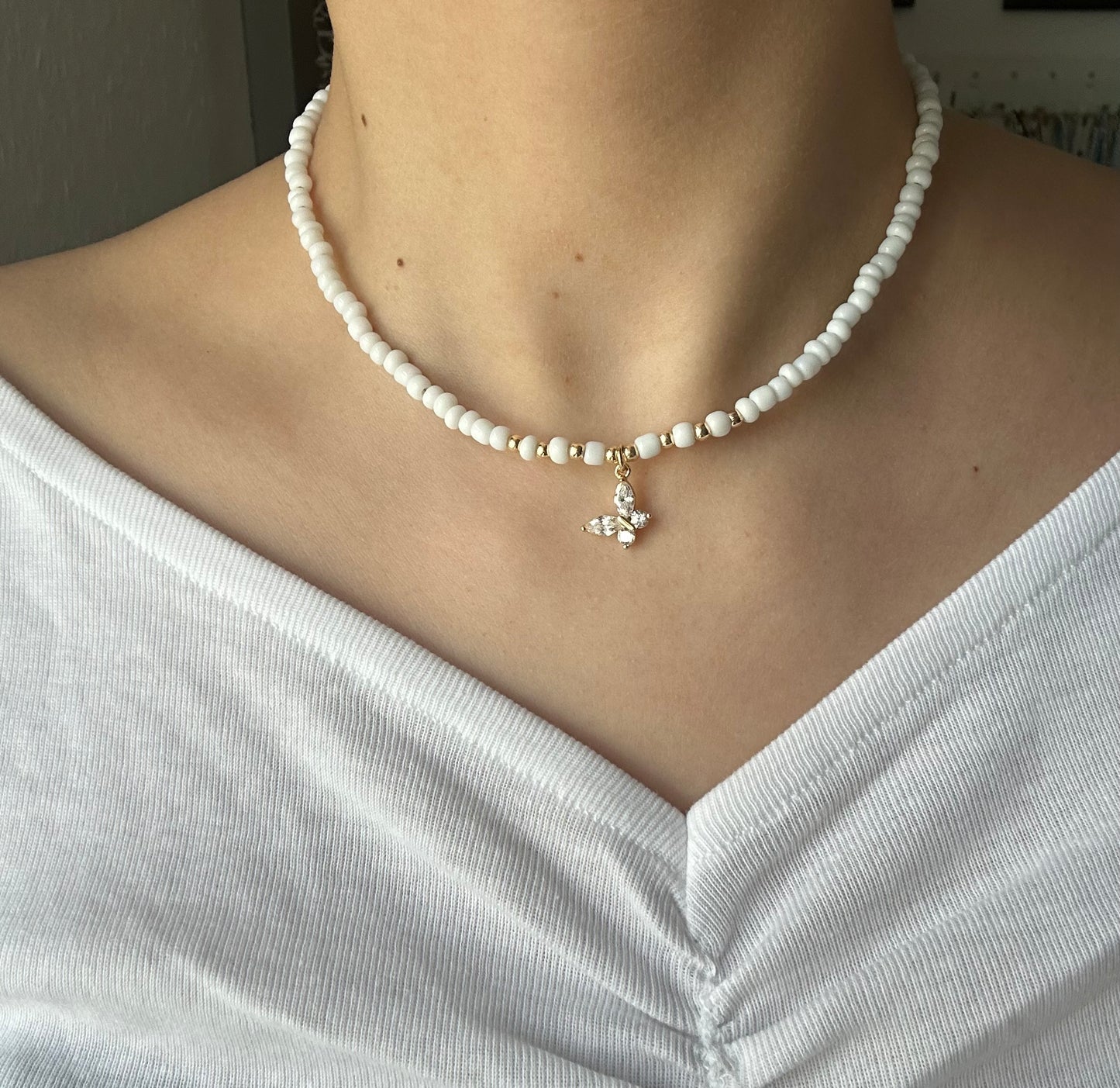 Perlenkette mit Weißen Perlen + Zirkonia Schmetterling Anhänger - 10614