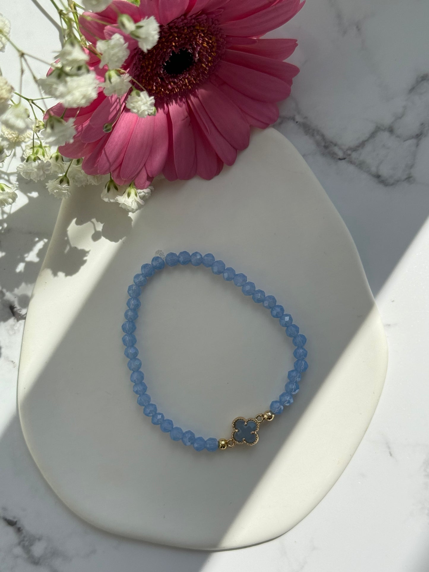 Perlenarmband mit Blauen Kristallperlen, Goldenen Perlen + Kleeblatt Anhänger - 10934