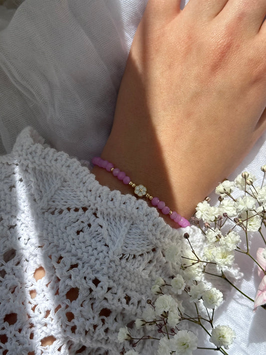 Perlenarmband mit Lila Kristallperlen und goldenen Details + Blumen Anhänger - 10727