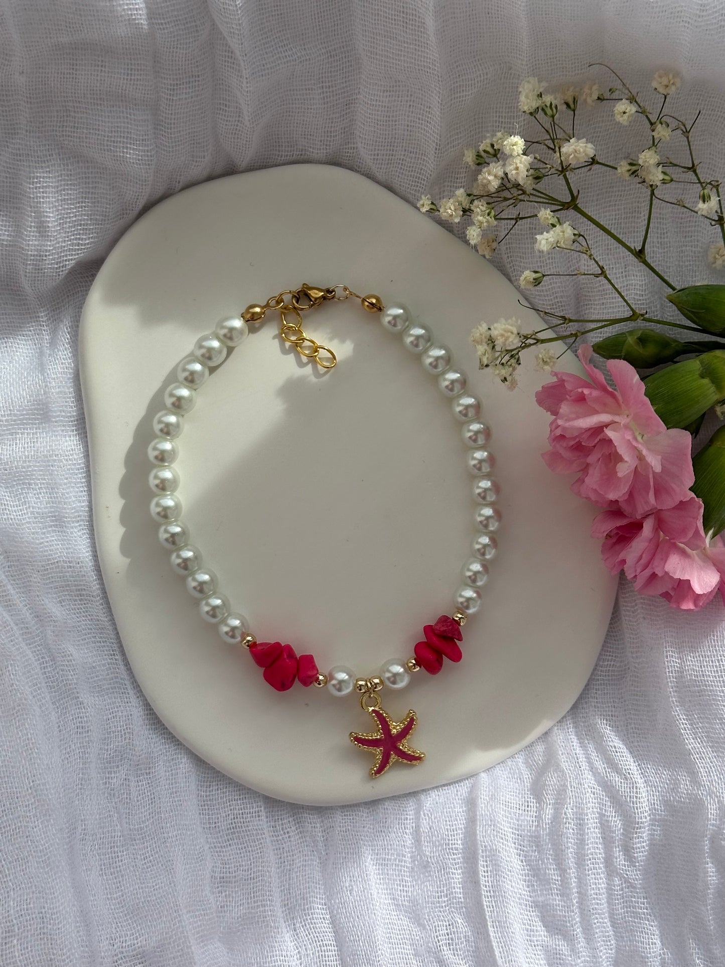 Fußkette mit Weißen Perlen und Pinken Edelsteinen + Seestern Anhänger - 10596