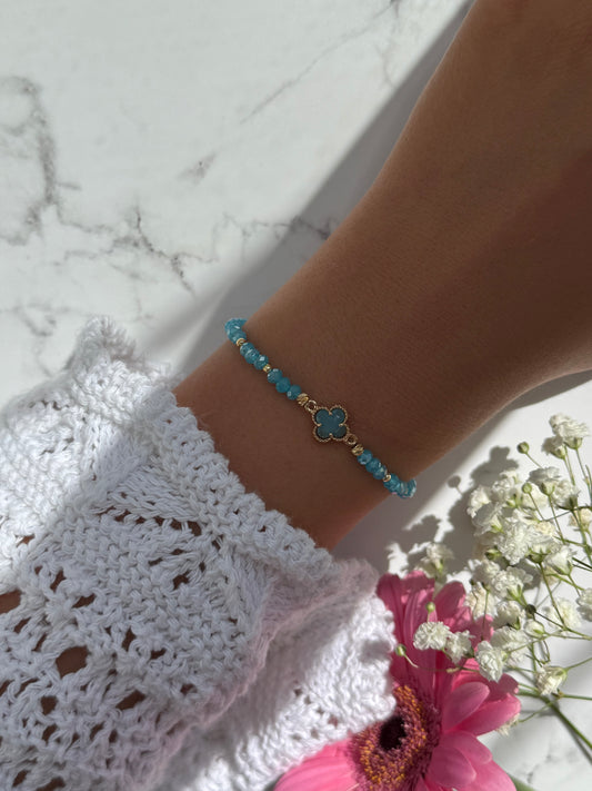 Perlenarmband mit Hellblauen Kristallperlen, Goldenen Perlen + Kleeblatt Anhänger - 10937