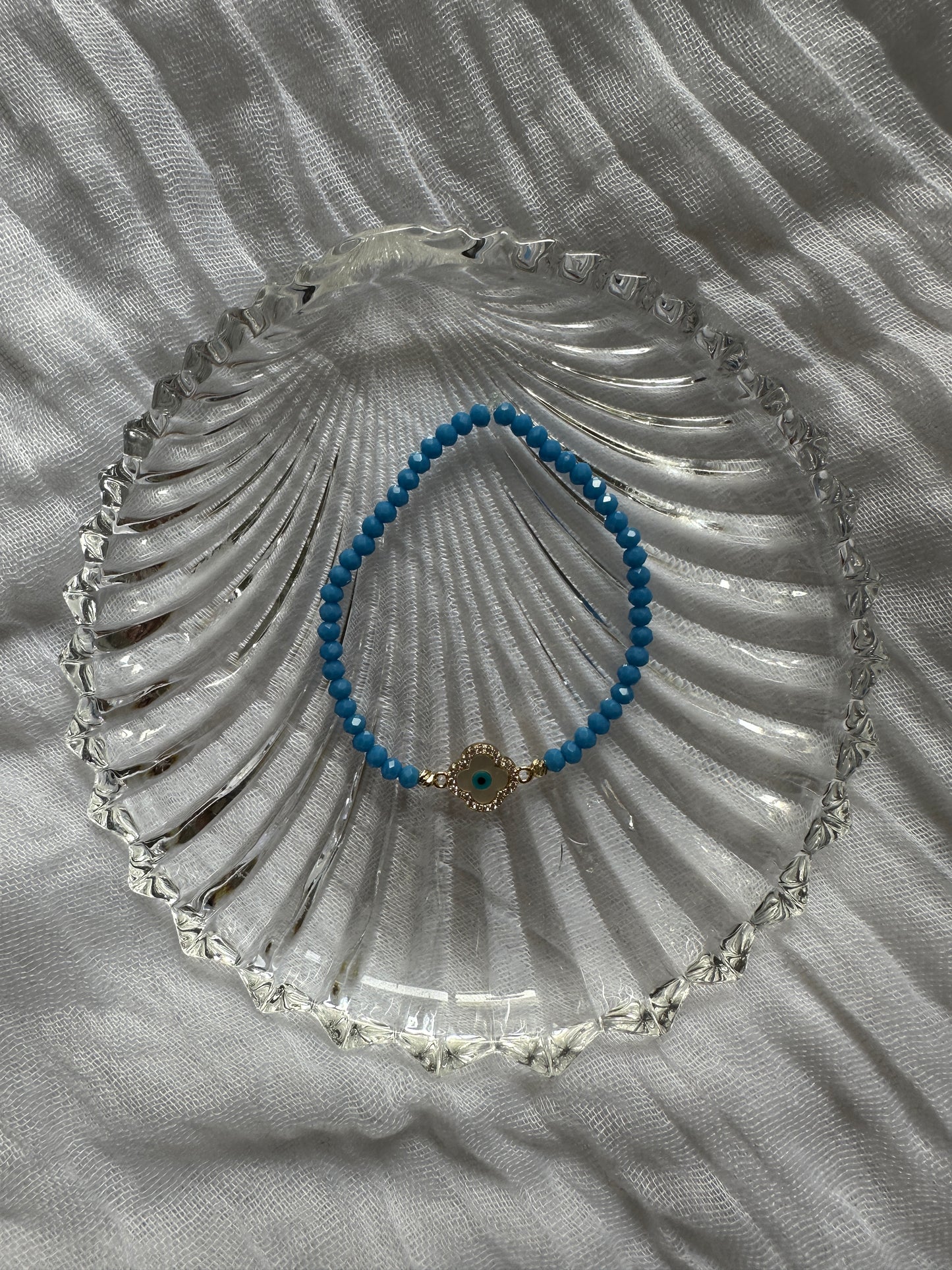 Perlenarmband mit Blauen Kristallperlen und Nazar Kleeblatt Anhänger - 10275