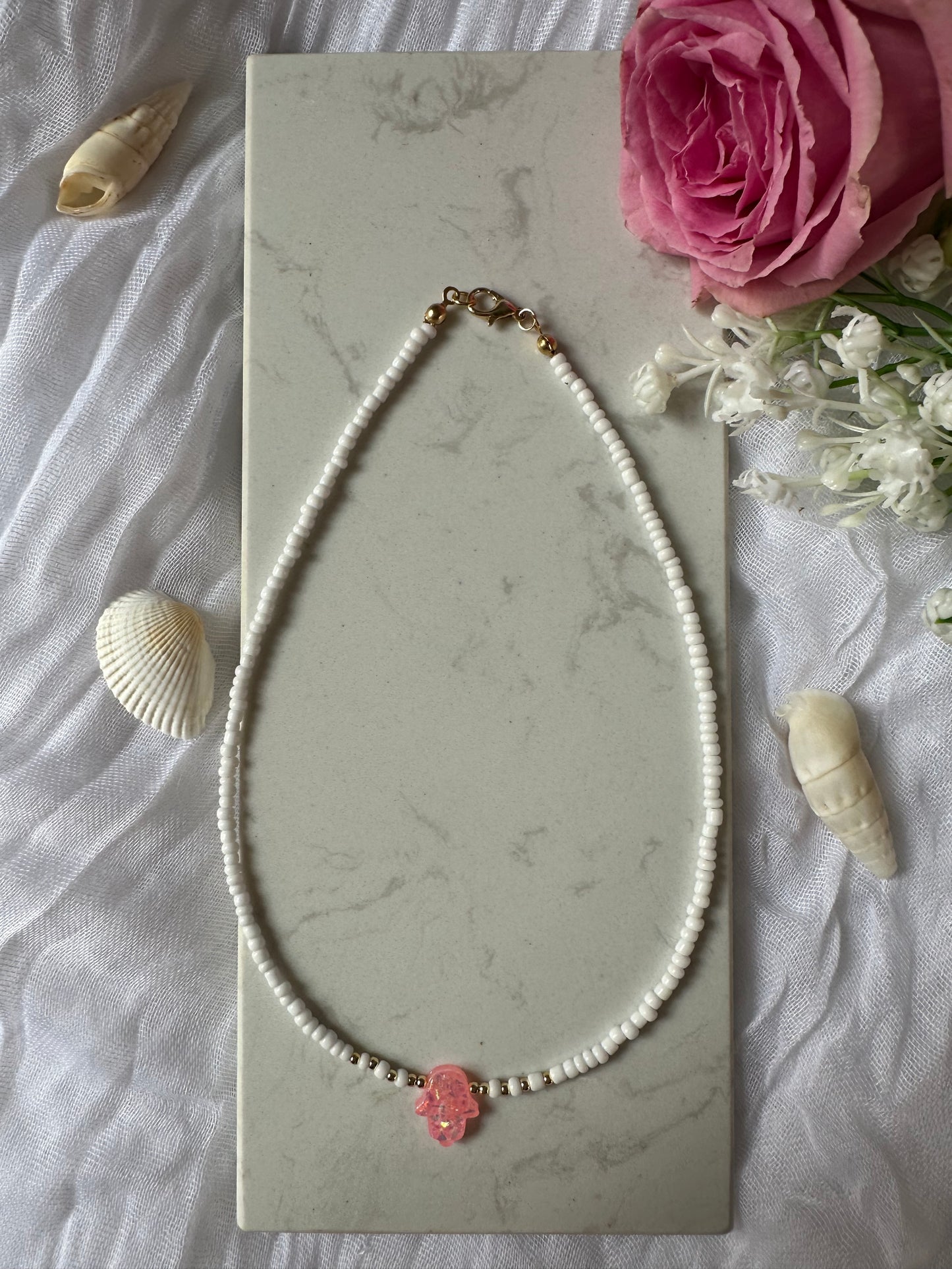 Perlenkette mit Weißen Perlen und  + Fatimas Hand Anhänger Rosa - 10134