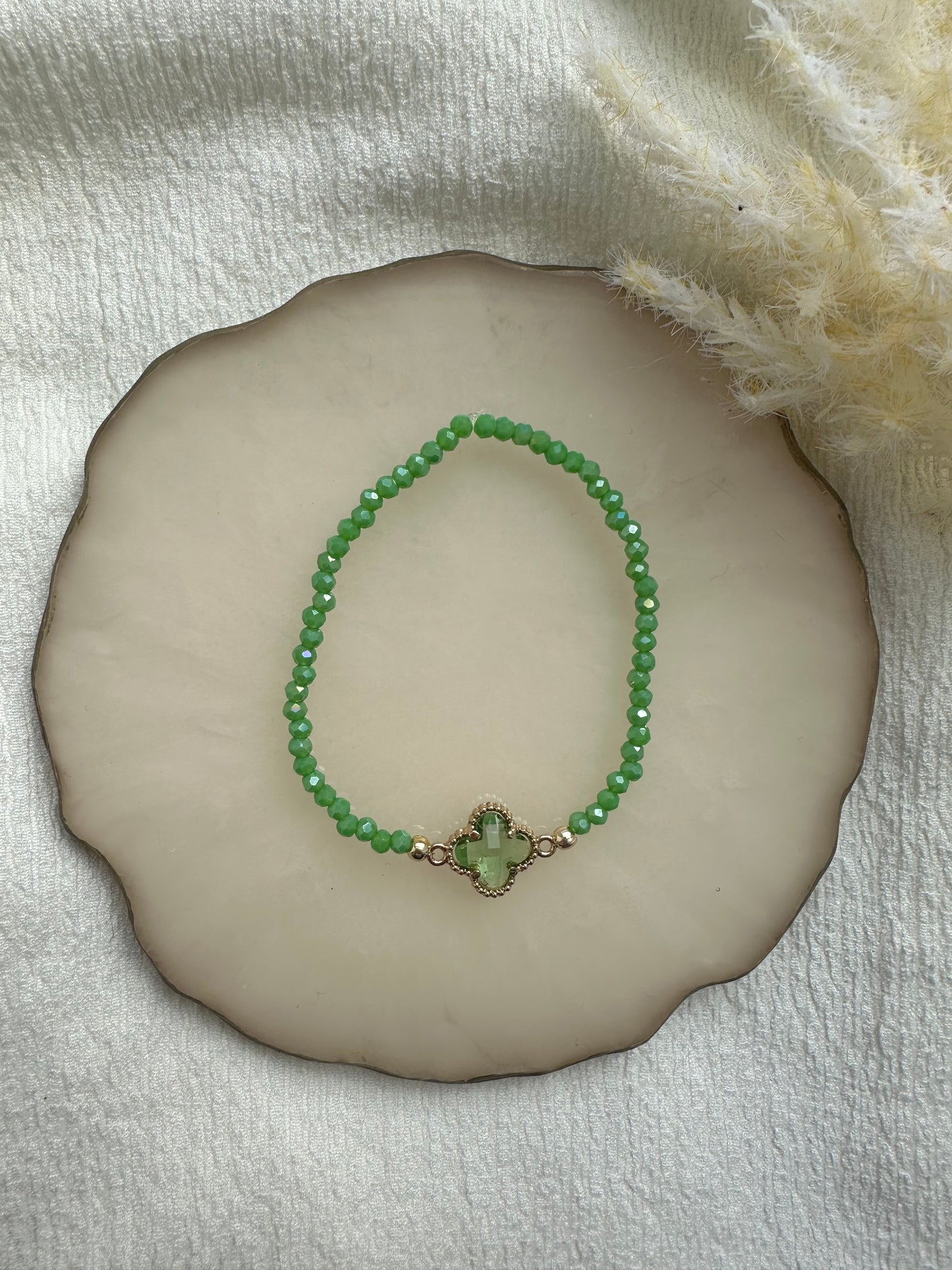 Perlenarmband mit Grünen Kristallperlen und Kleeblatt Anhänger - 10418