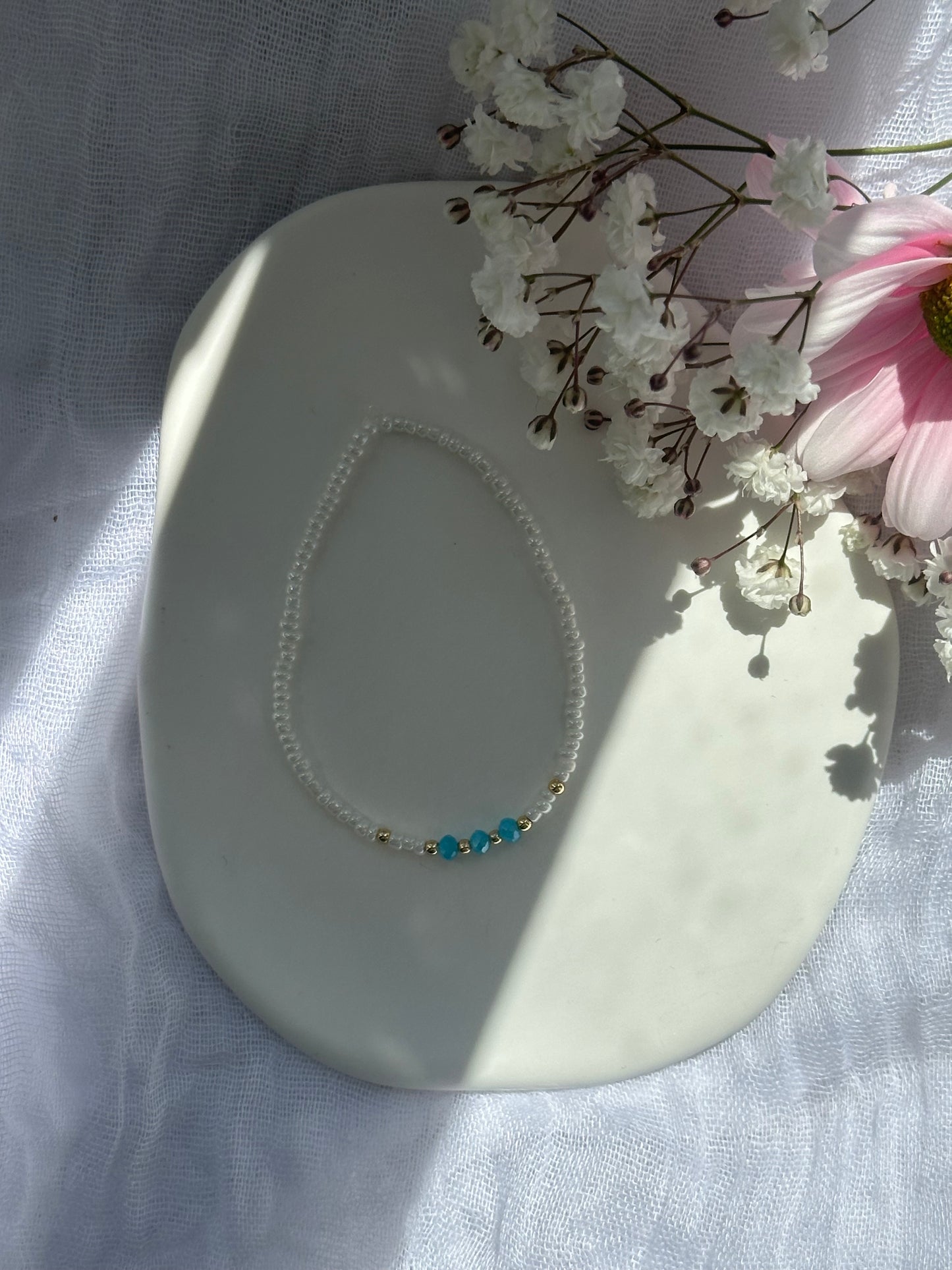 Perlenarmband mit Weißen Perlen und Blauen Kristallperlen und goldenen Details - 10753