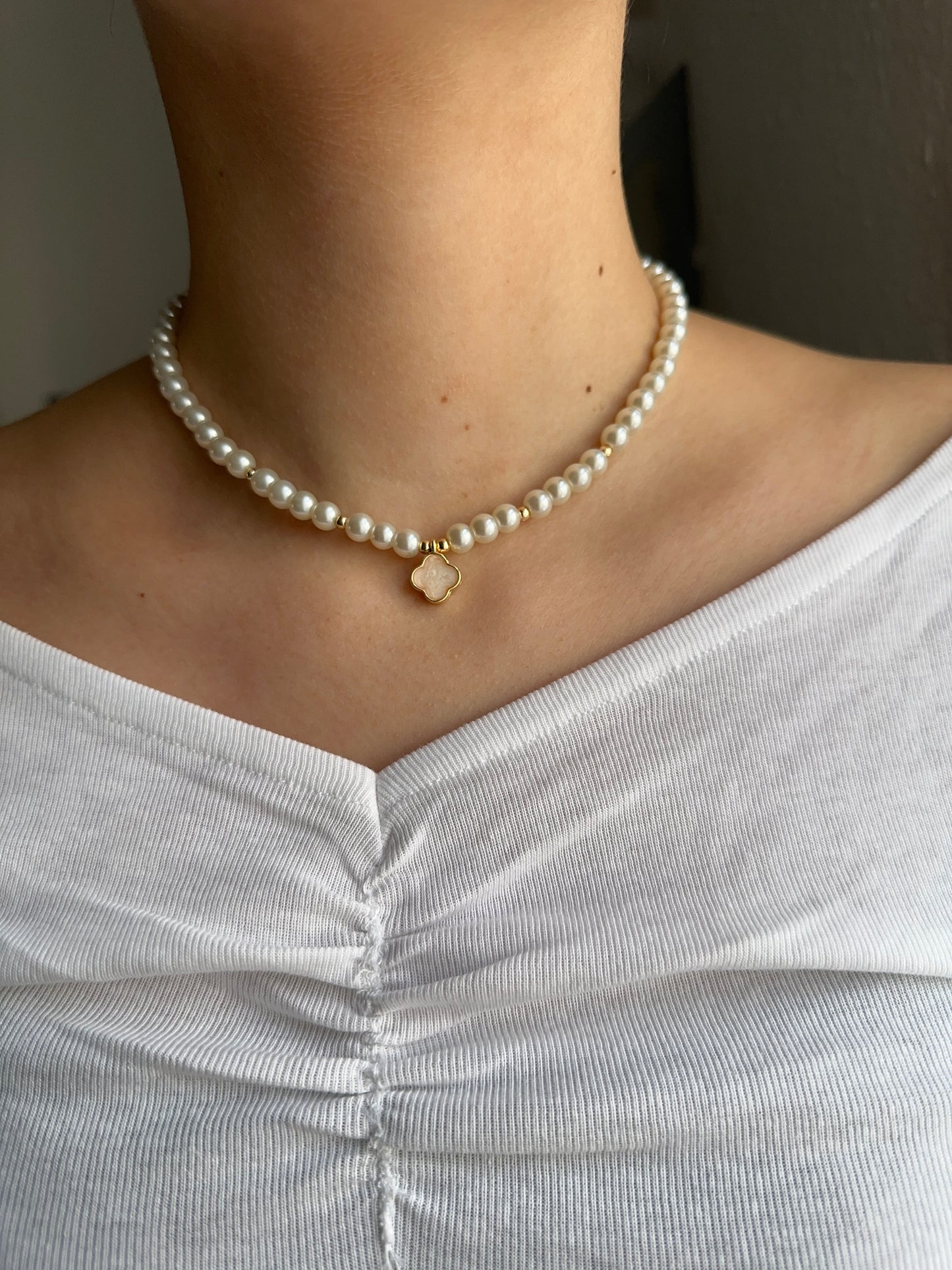 Perlenkette mit Weißen Perlen + Beigen Kleeblatt Anhänger - 10606