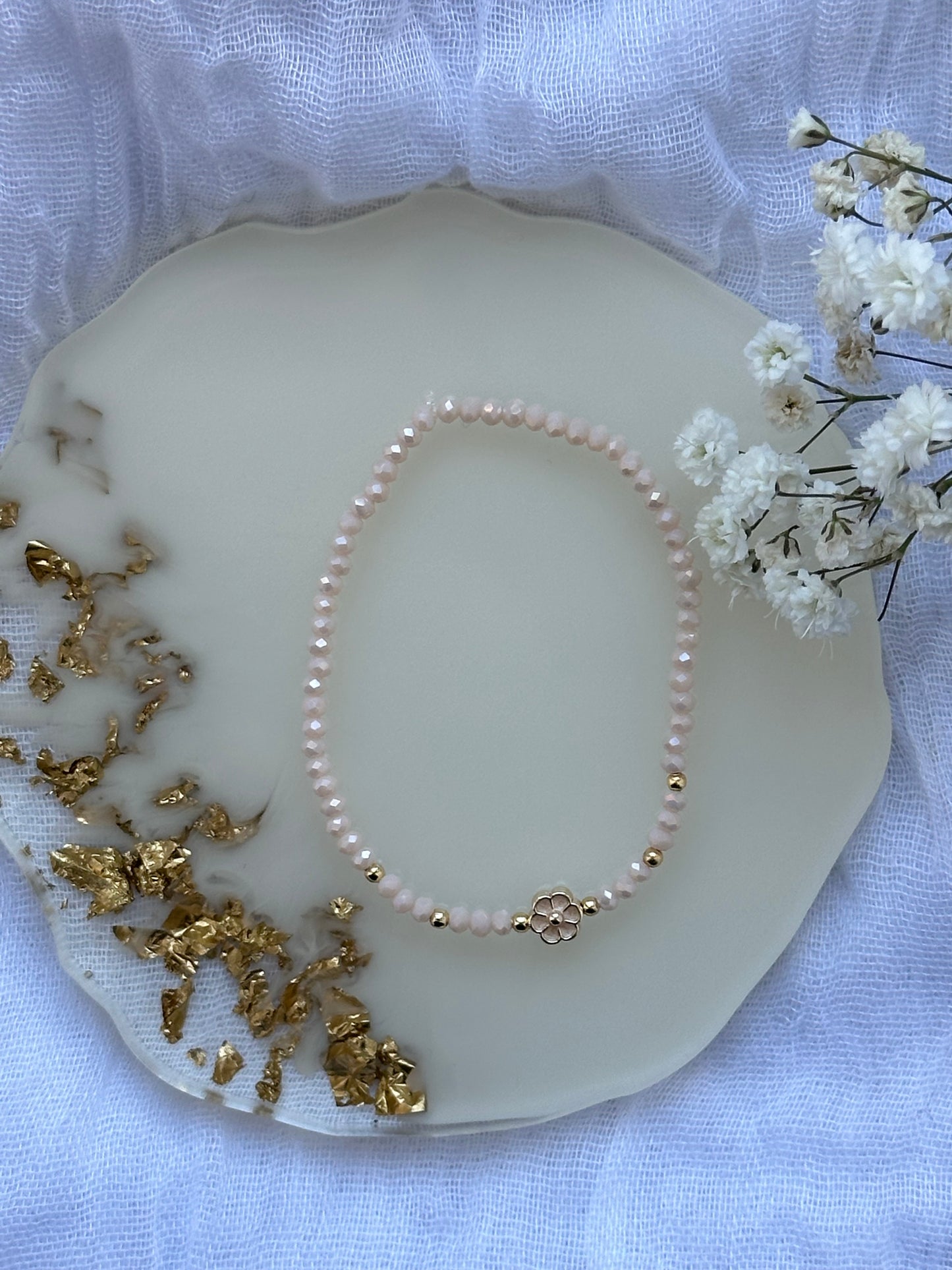 Perlenarmband mit Beigen Kristallperlen und Blumen Anhänger - 10496