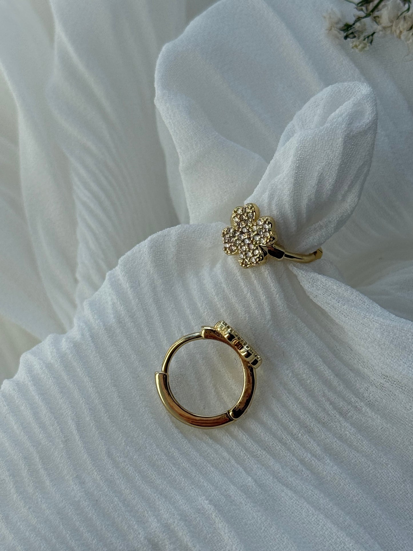 Goldene Hoops Clover Ohrringe - 11117