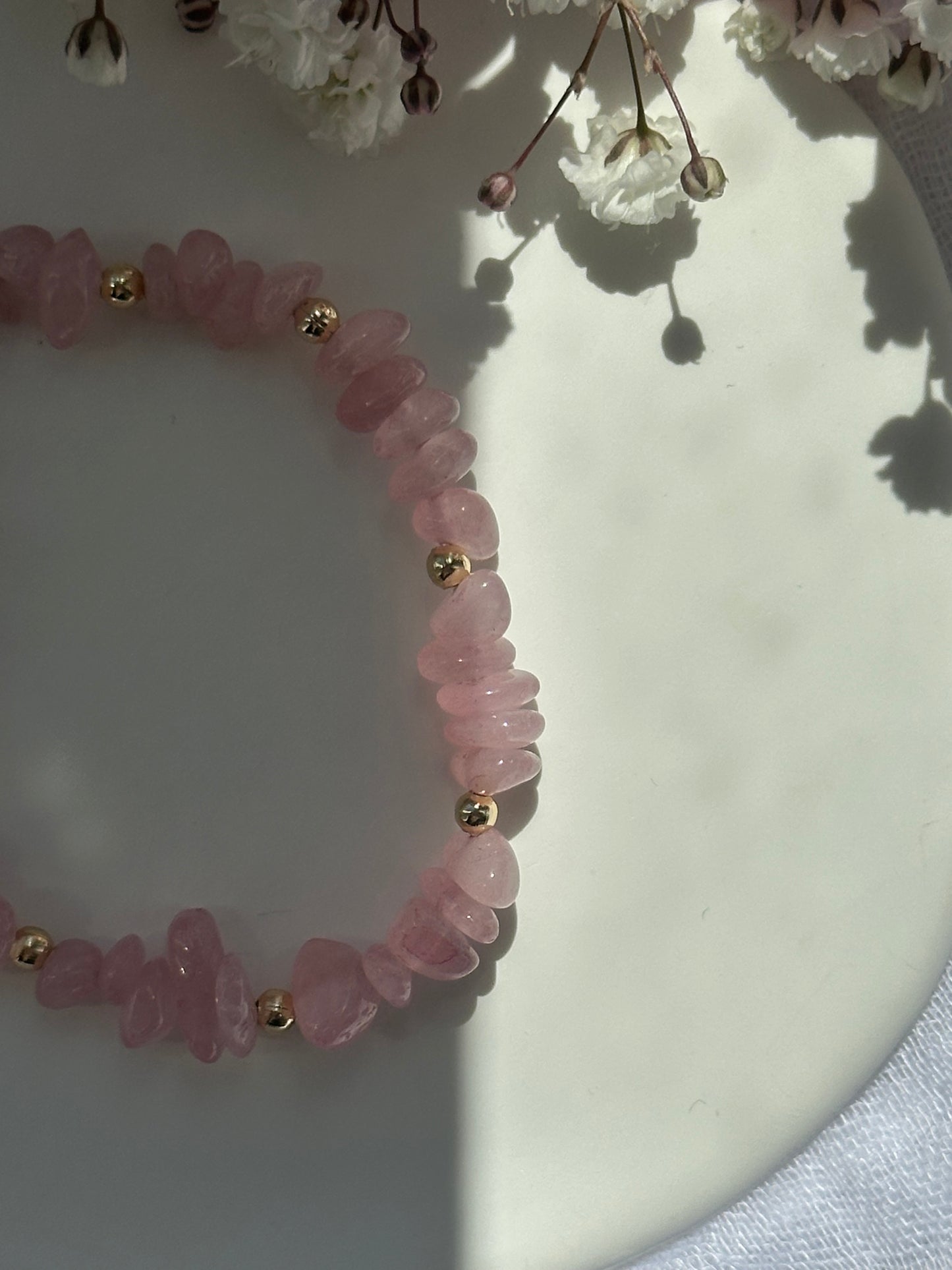 Perlenarmband mit Rosa Natursteinen und goldenen Details -  10748