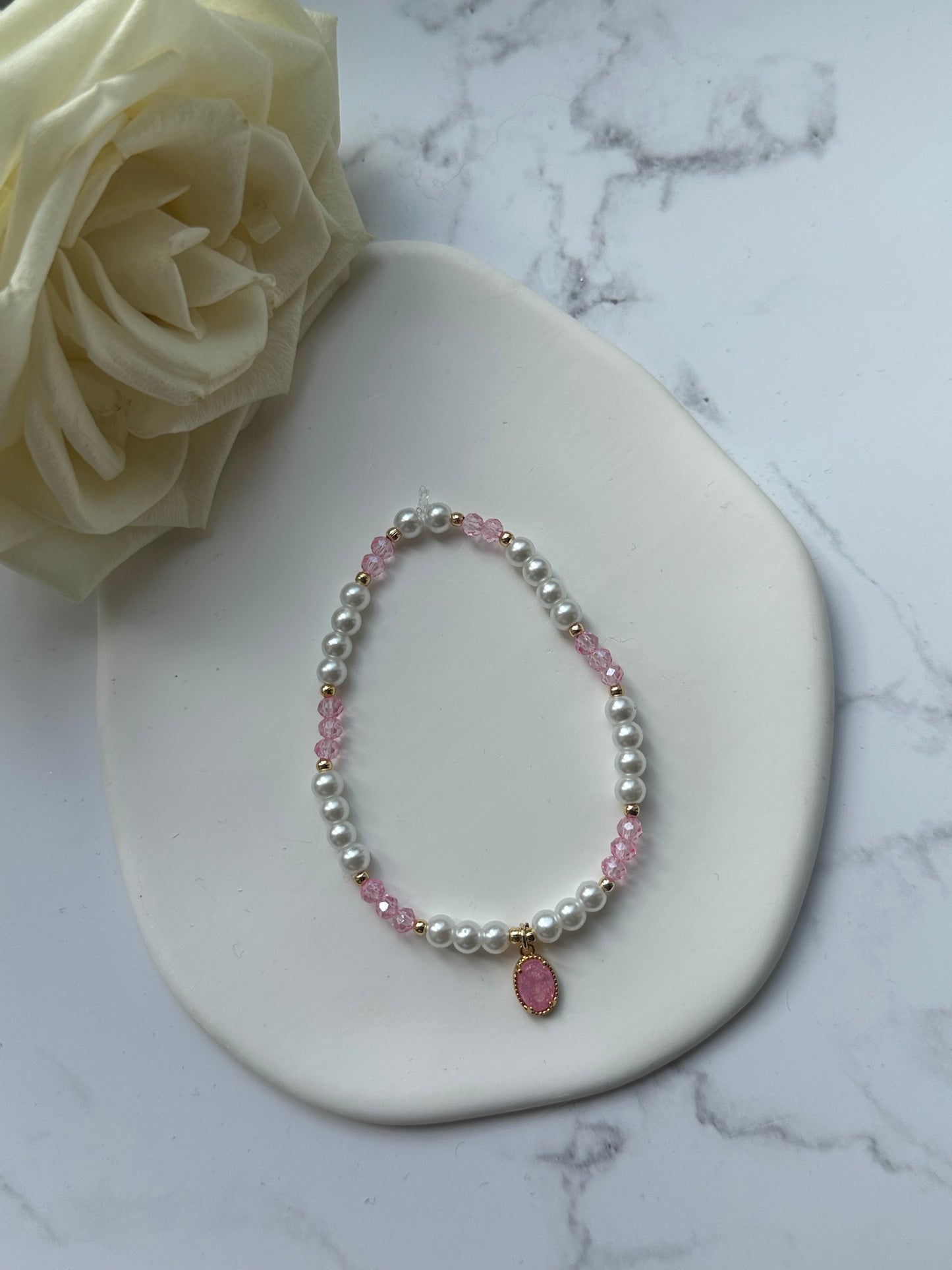 Perlenarmband mit Weißen Glasperlen, Rosa Kristallperlen und Goldenen Perlen + Rosa Stein Anhänger - 10880
