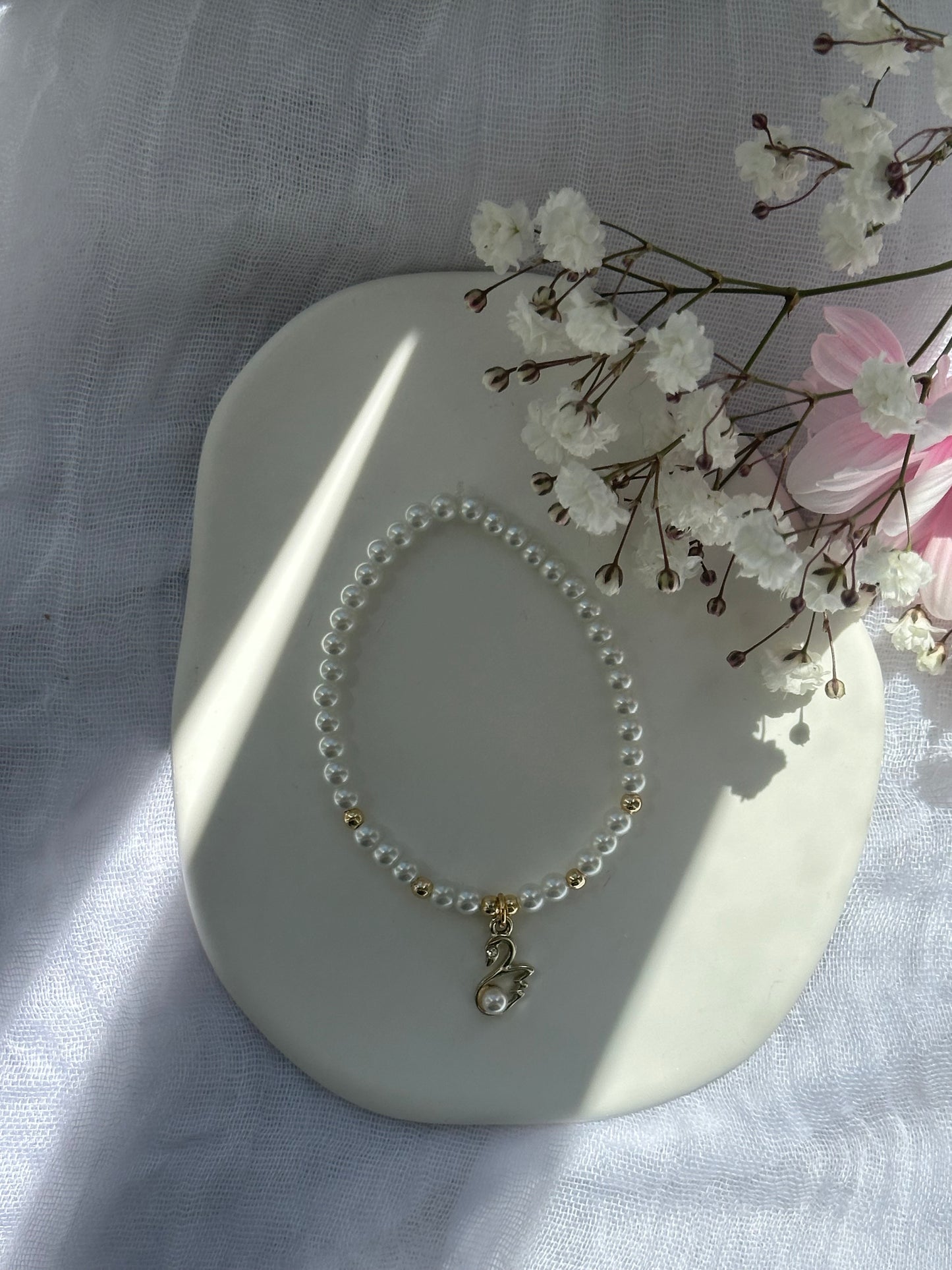Perlenarmband mit Weißen Perlen und goldenen Details + Schwan Anhänger - 10717