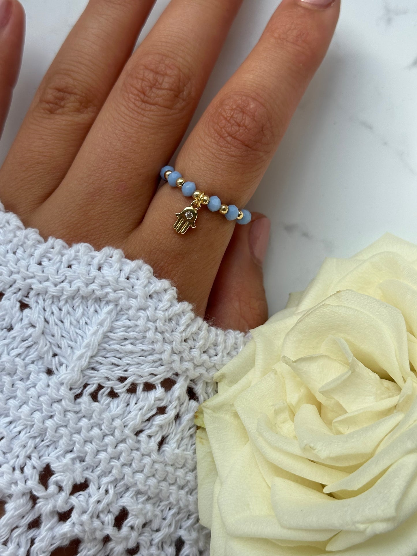 Perlenring mit Blauen Kristallperlen und goldenen Details + Fatimas Hand Anhänger - 10910