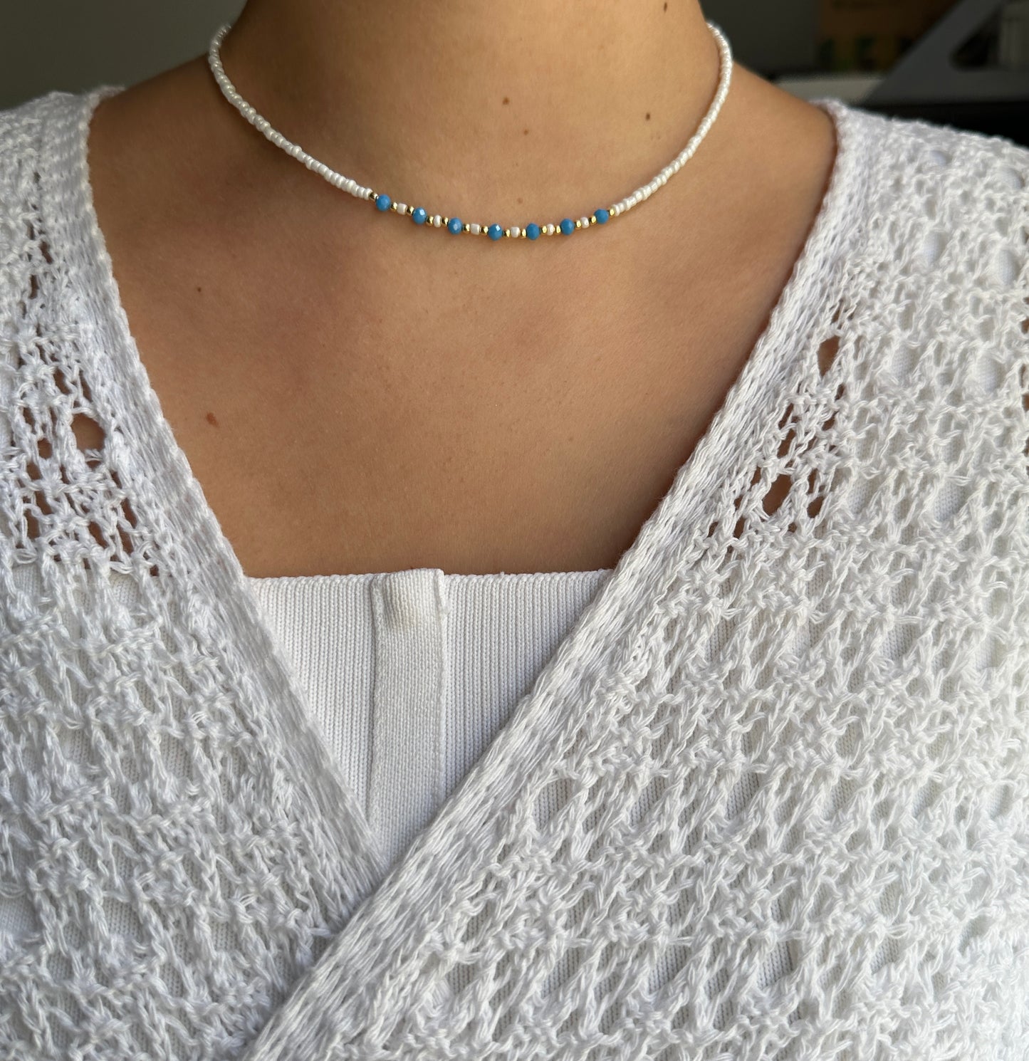 Perlenkette mit Weißen Perlen und Blauen Kristallperlen - 10143