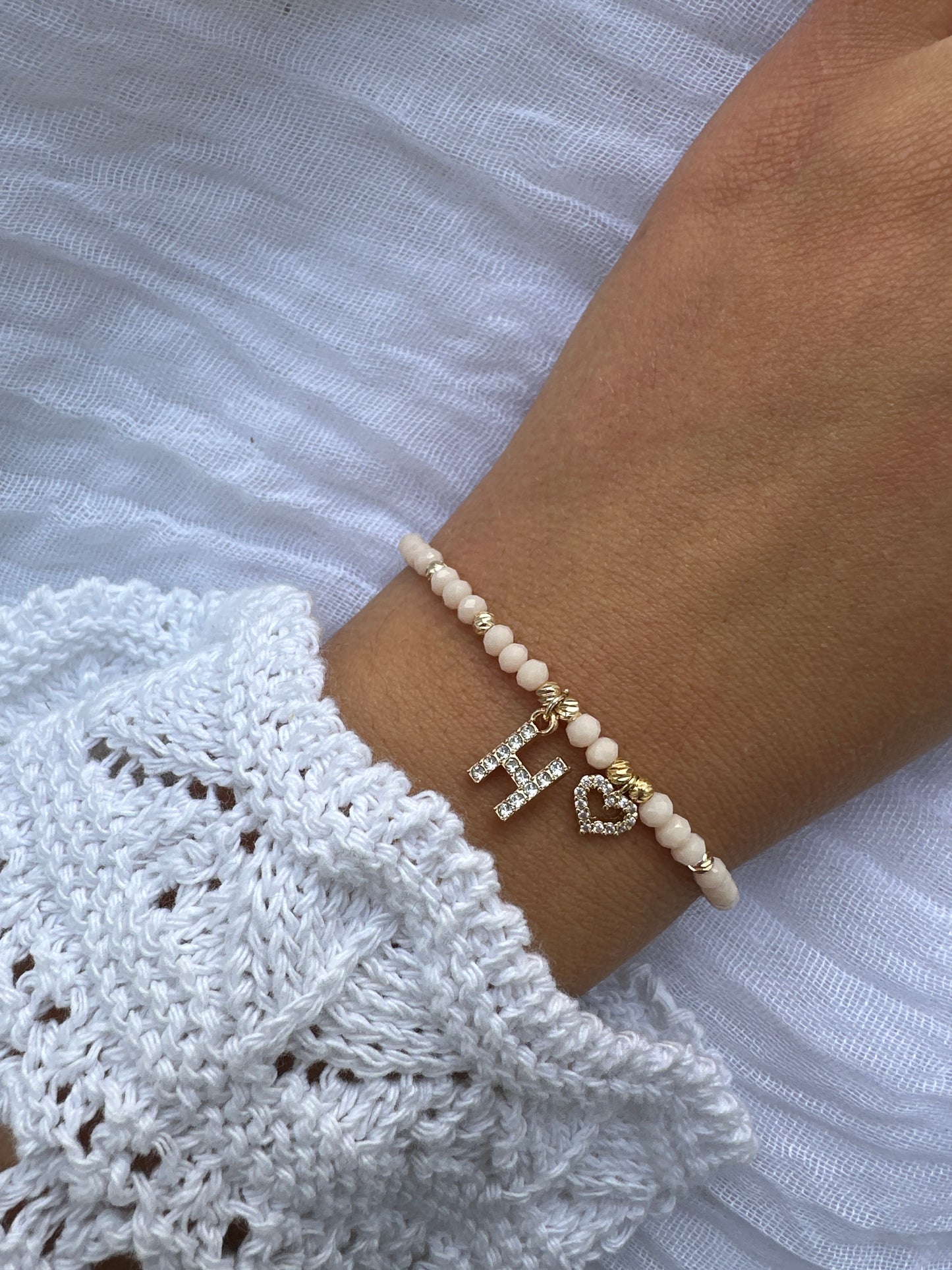 Perlenarmband personalisiert mit Beigen Kristallperlen und Herz Anhänger - 10406