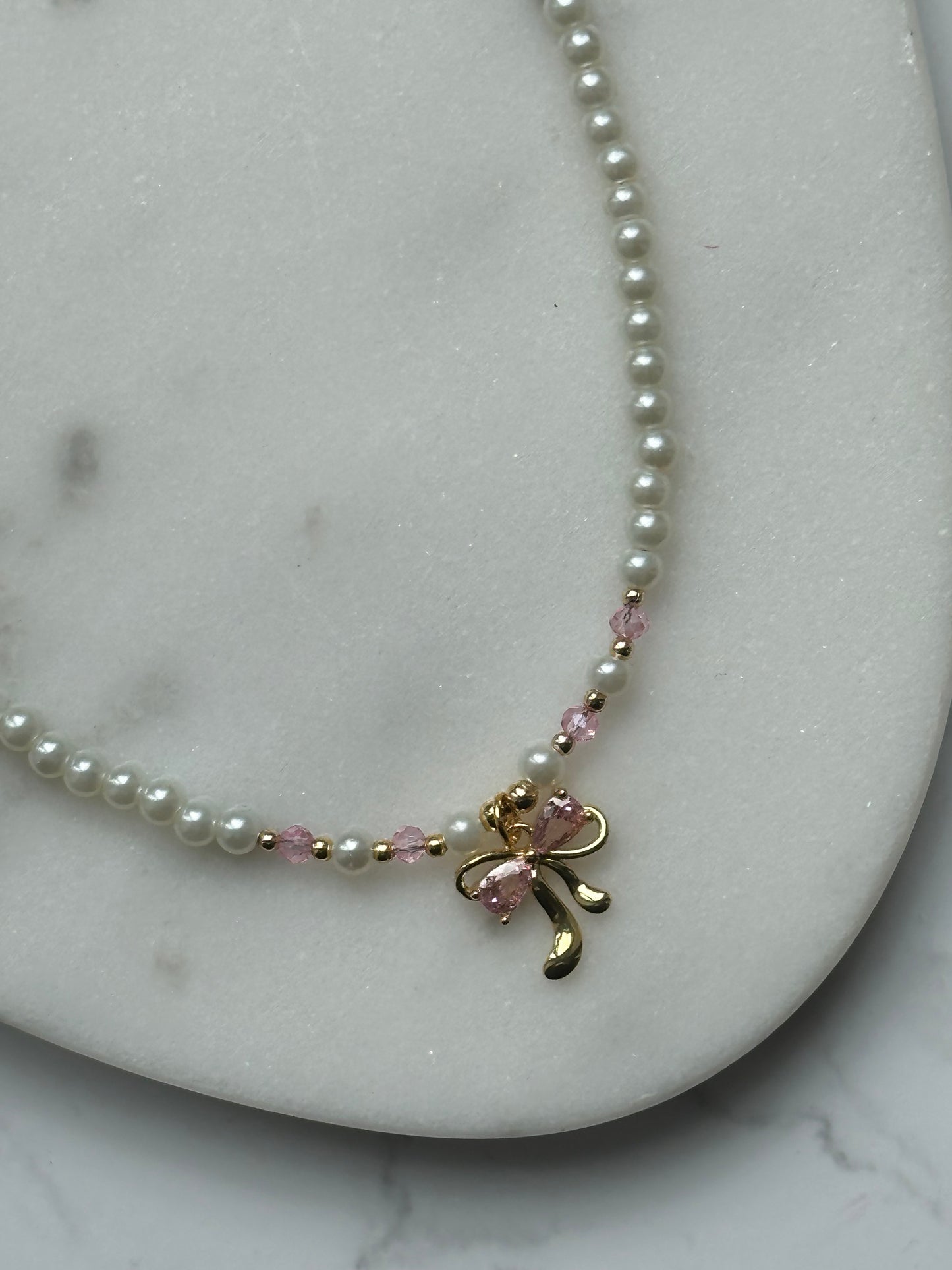 Perlenkette mit Weißen Perlen, Rosa Kristallperlen und Goldenen Perlen + Schleifen Anhänger - 10927