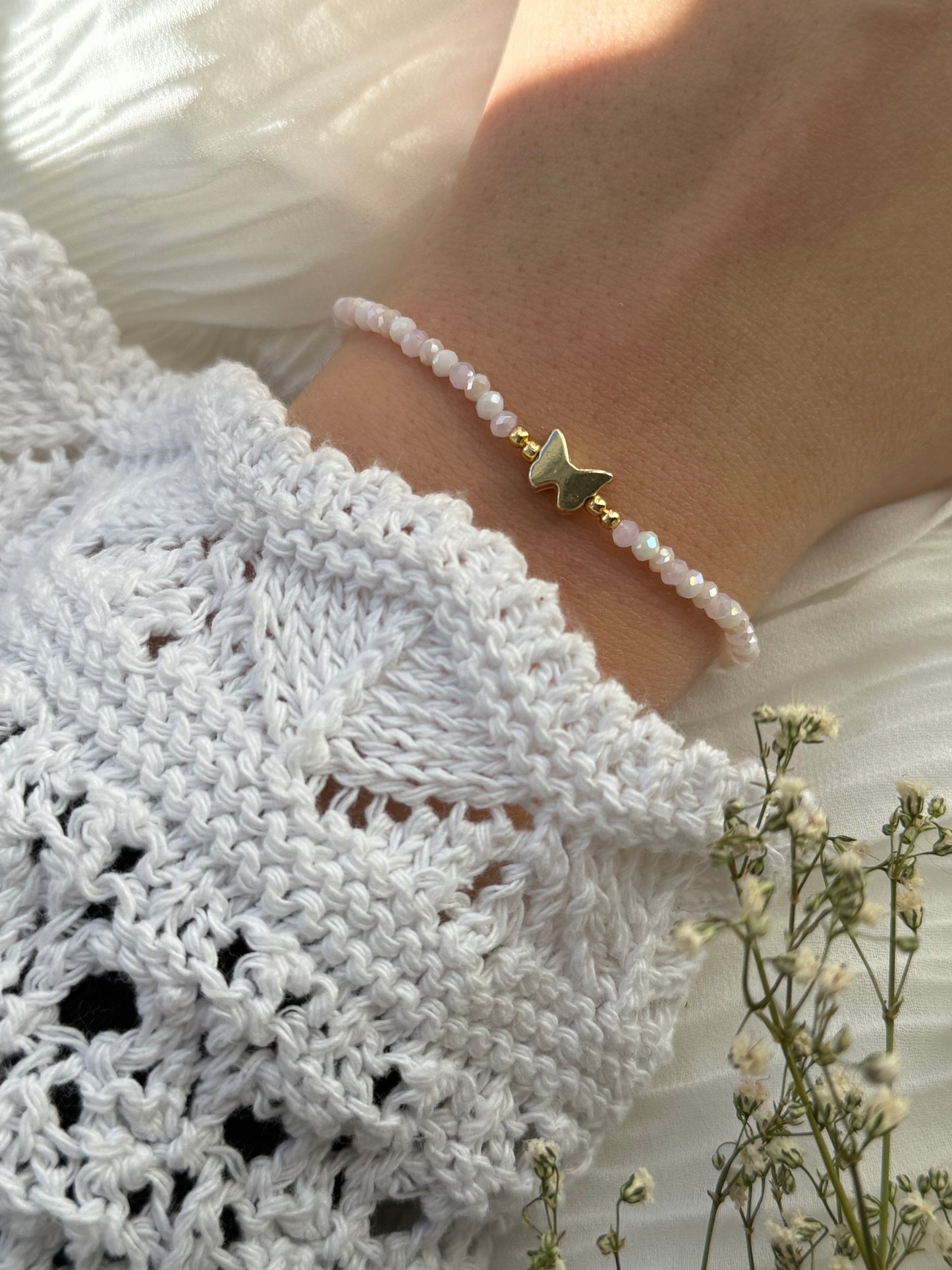 Perlenarmband mit Rosa und Weißen Kristallperlen, Goldenen Perlen + Schmetterling Anhänger - 2114