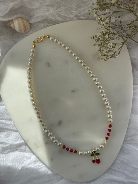 Perlenkette mit Weißen Perlen, Roten Kristallperlen und Goldenen Perlen + Kirsch Anhänger - 10807